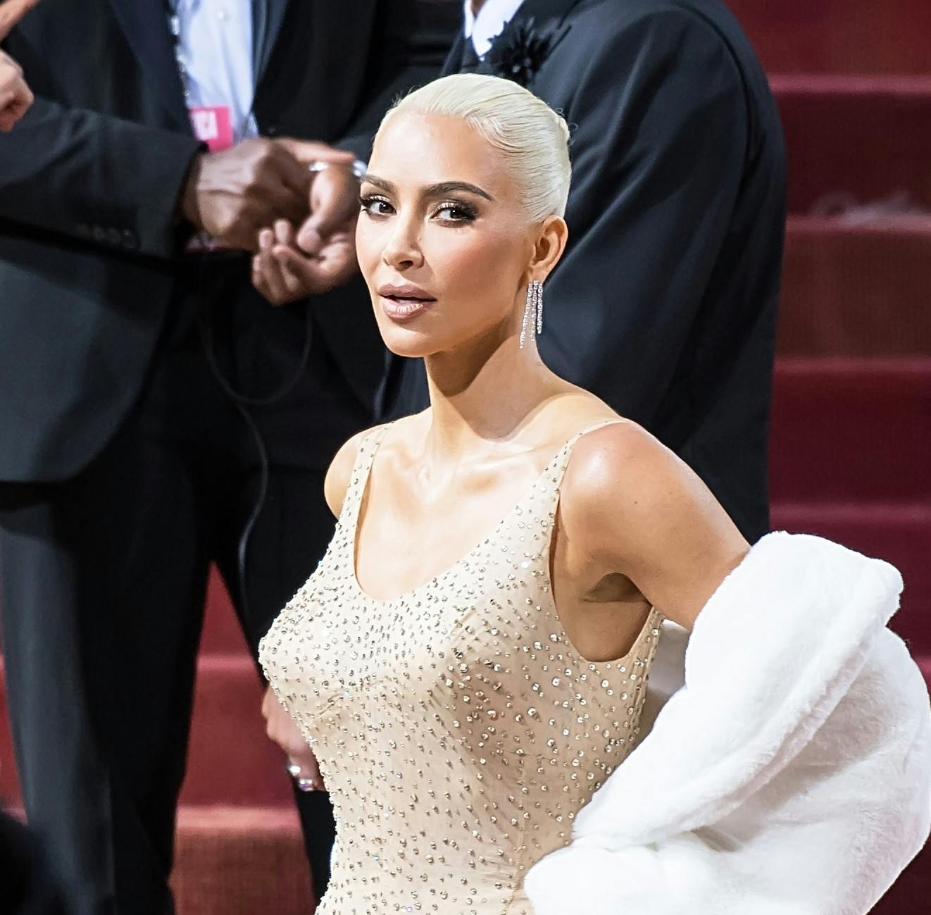 End ikke en eneste øjenvippe-extension kan Kim Kardashian klandres for. Men er det nu også sandheden bag et af klodens mest kopierede og forgudede looks? 