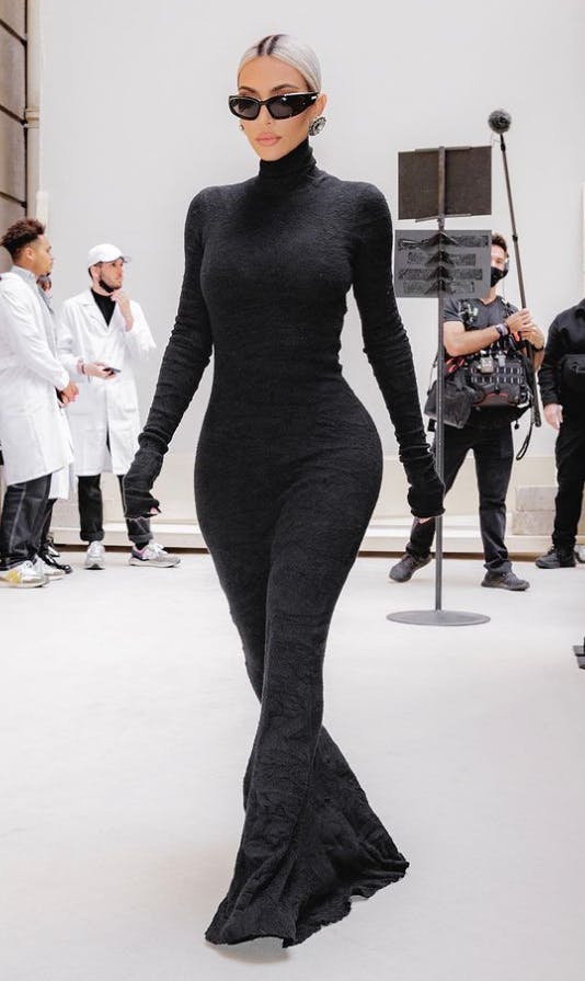 Kim Kardashian under modeugen i Paris i forrige uge. Her gik hun blandt andet for sine gode designer-venner i Balenciaga. 