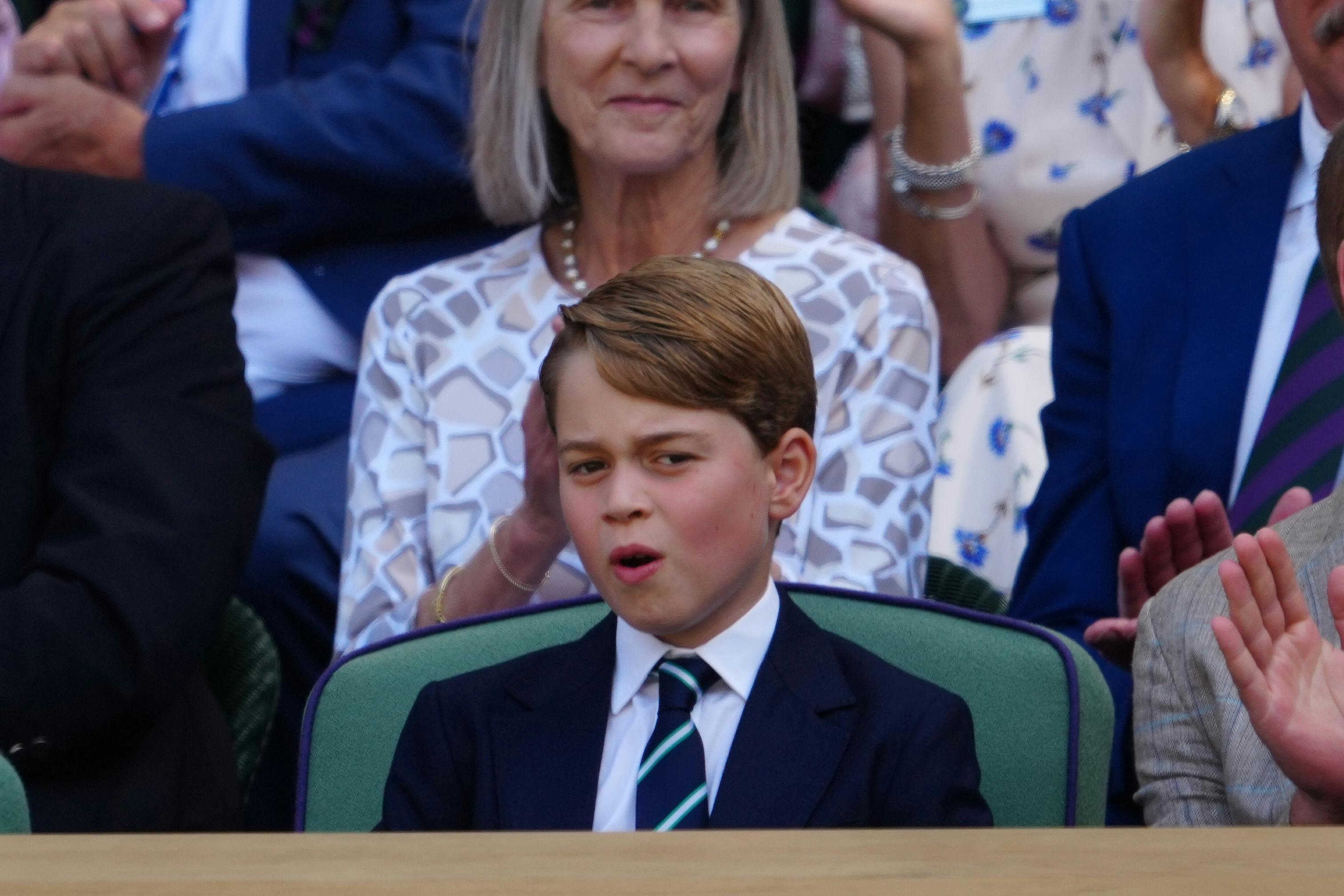 Prins George følger med.