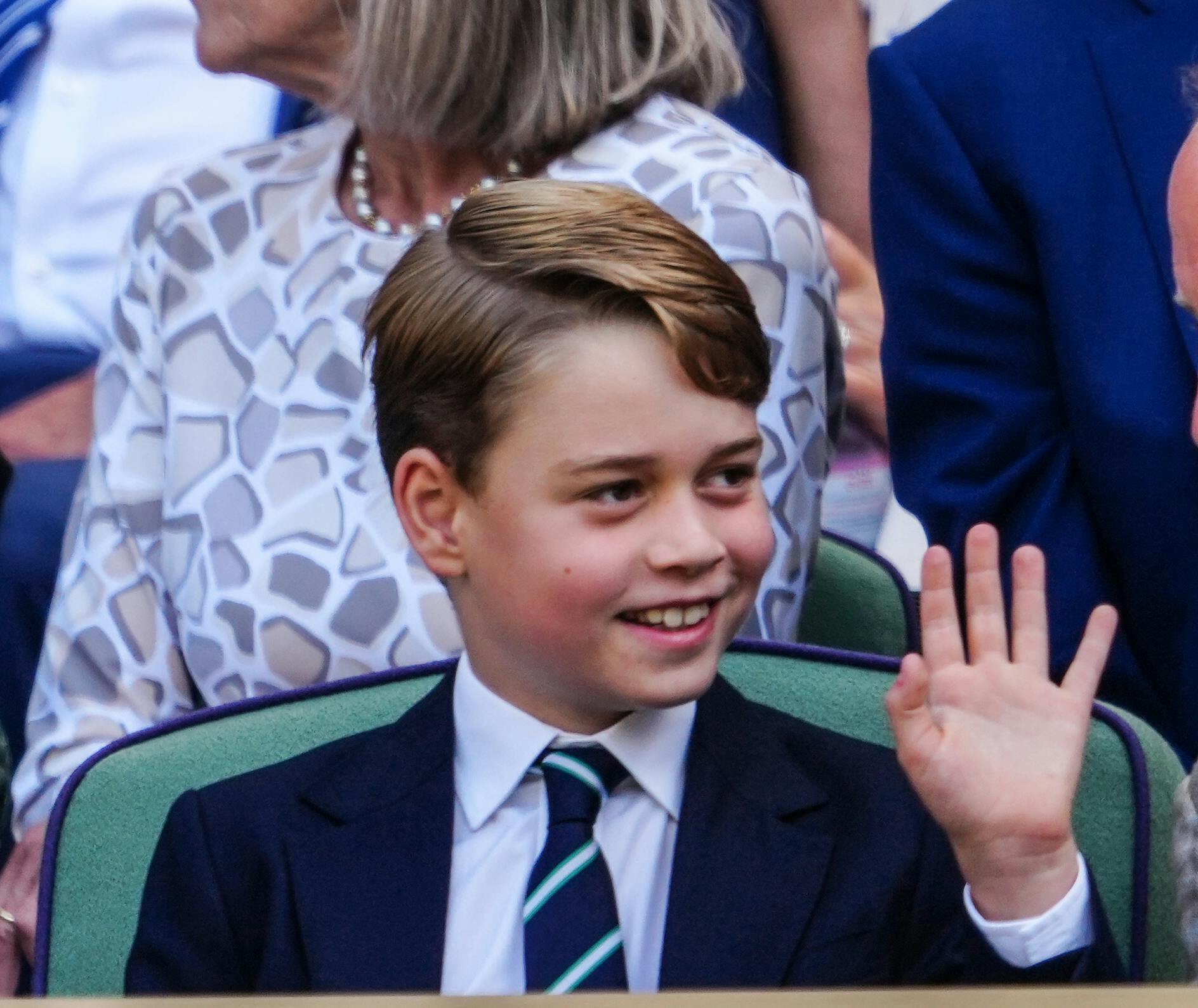 Prins George havde også tid til at vinke til folk.