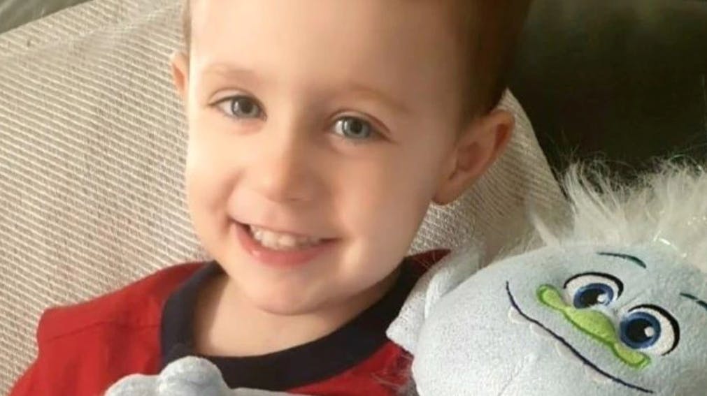 5-årige Karlton Noah Donaghey mistede på tragisk vis livet, efter han fik sit hoved i klemme i en ballon.