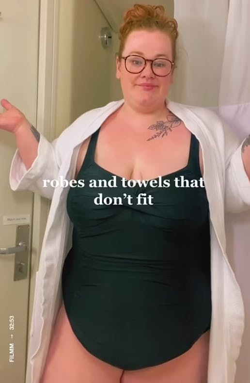 Kirsty oplever ofte, at håndklæder og morgenkåber ikke er store nok til hende.