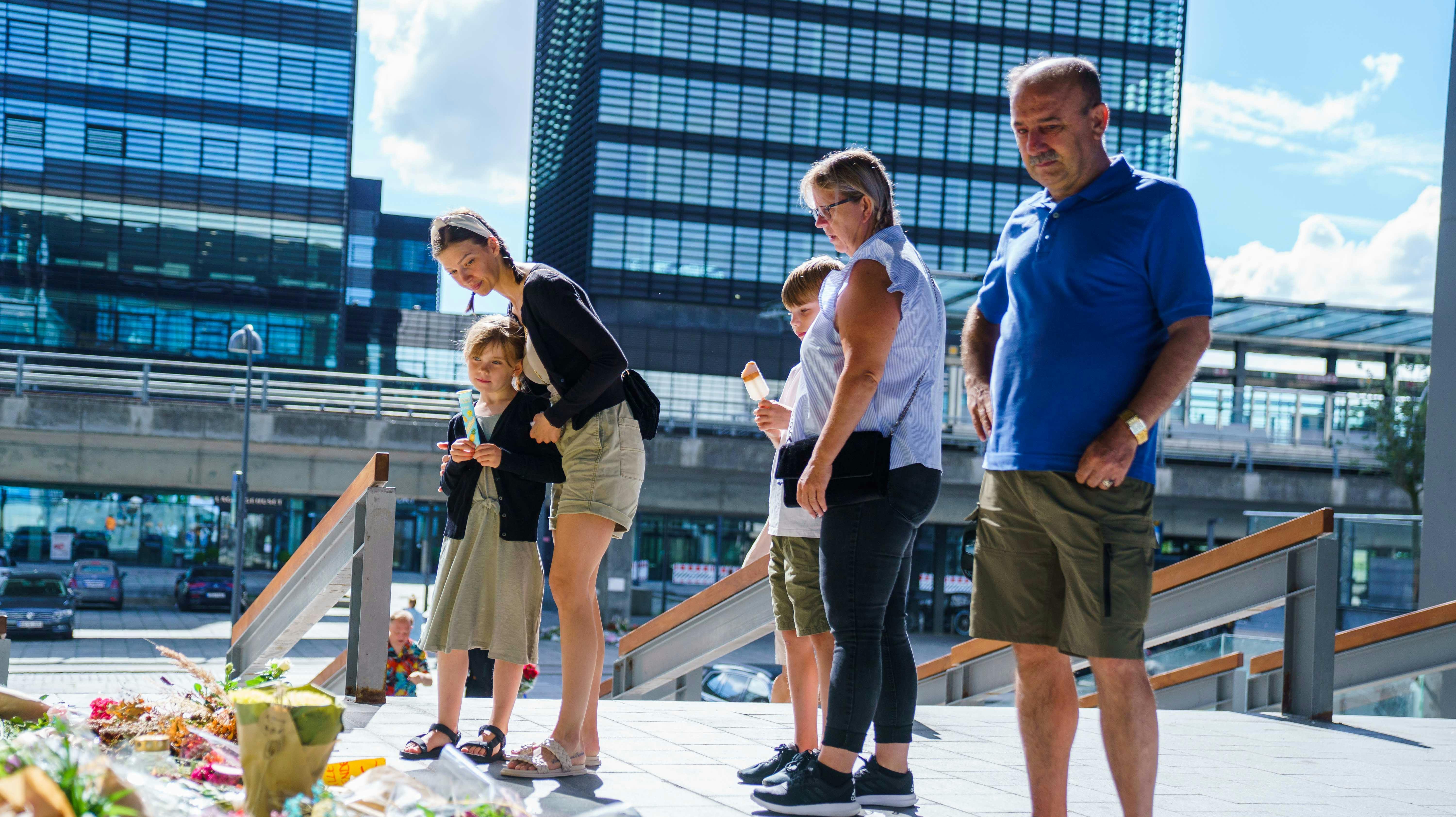 Folk lægger blomster foran Field's