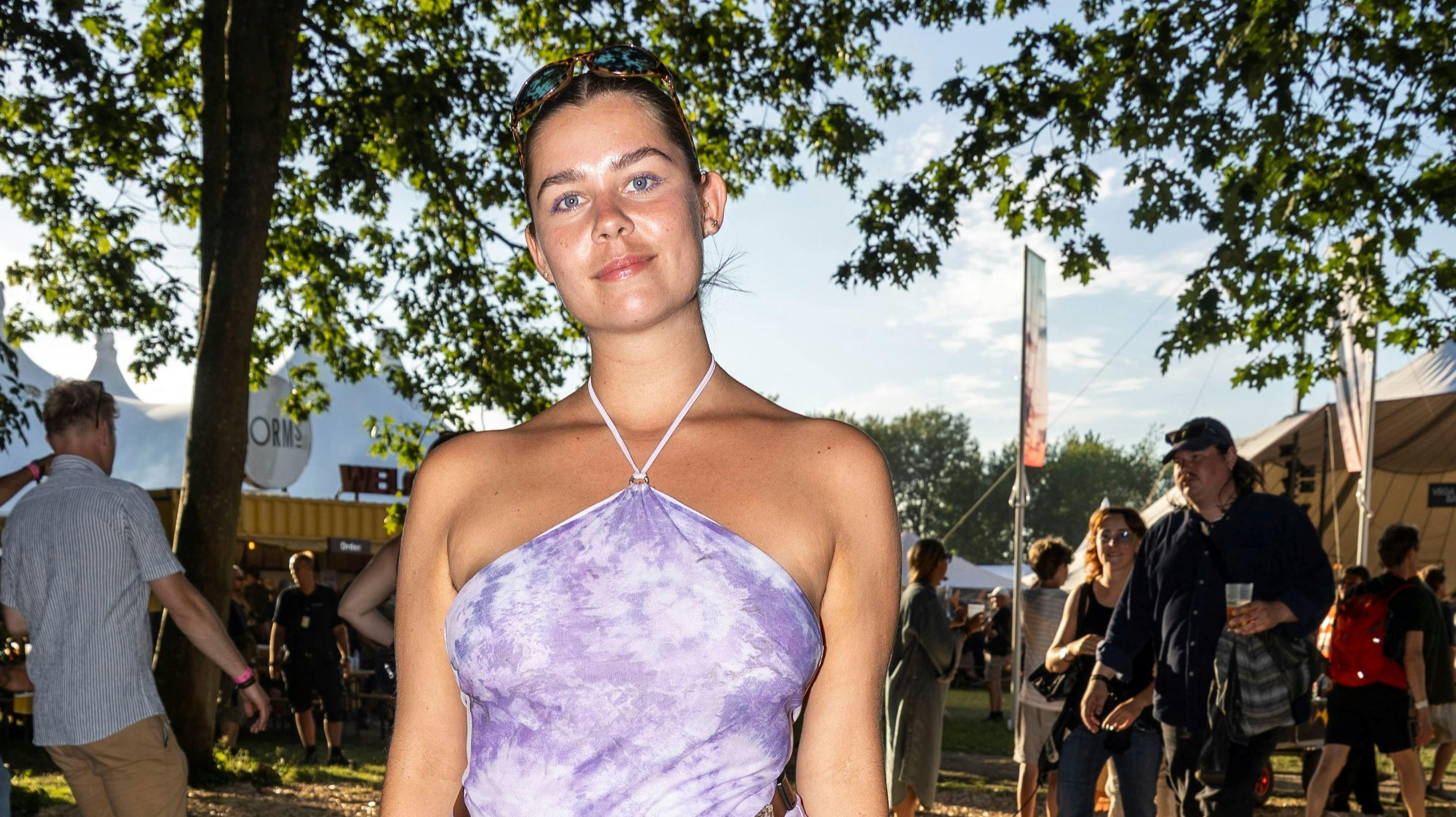 Anna Lin er sommerlækker både på badetur i København og her - på Roskilde Festival 