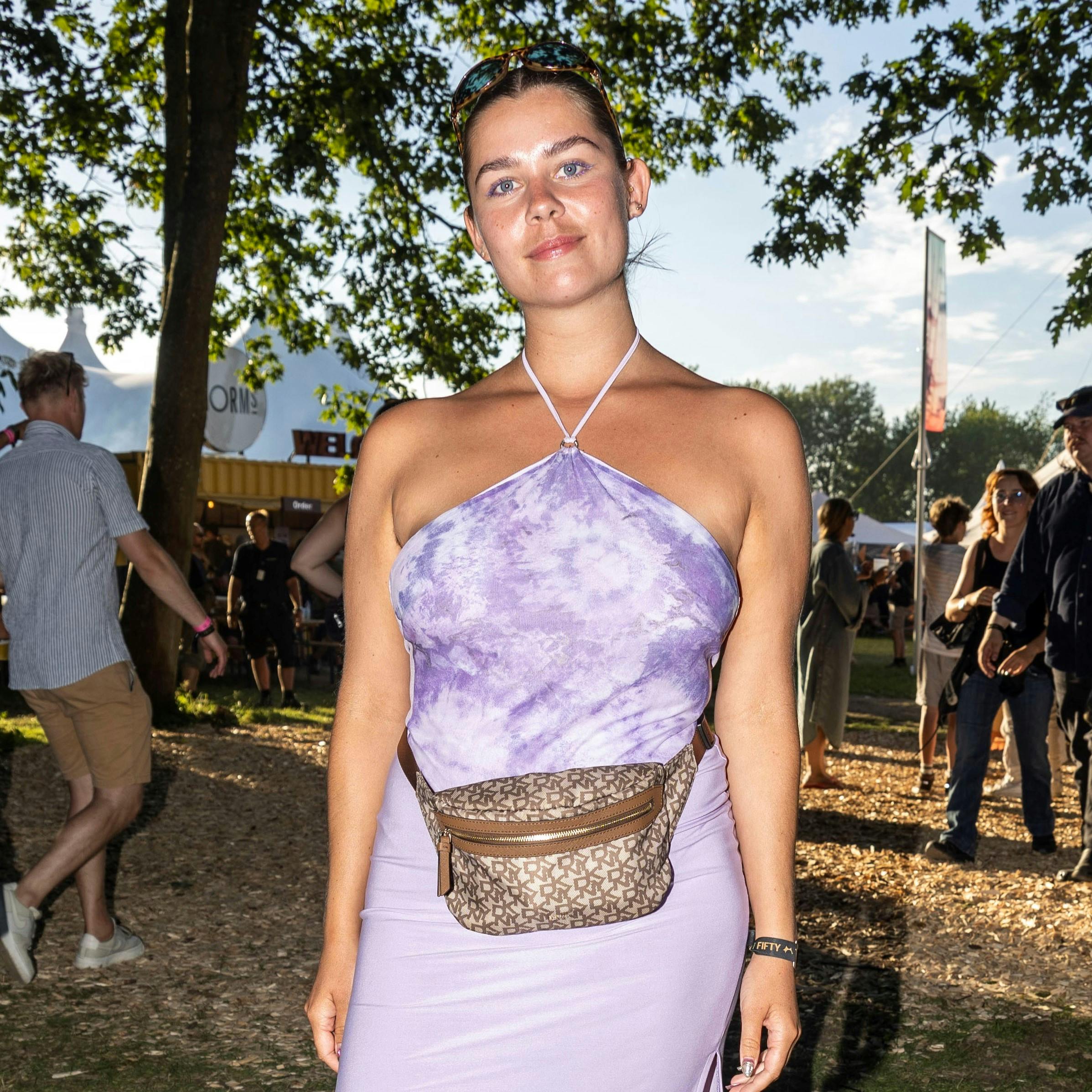 Anna Lin er sommerlækker både på badetur i København og her - på Roskilde Festival 