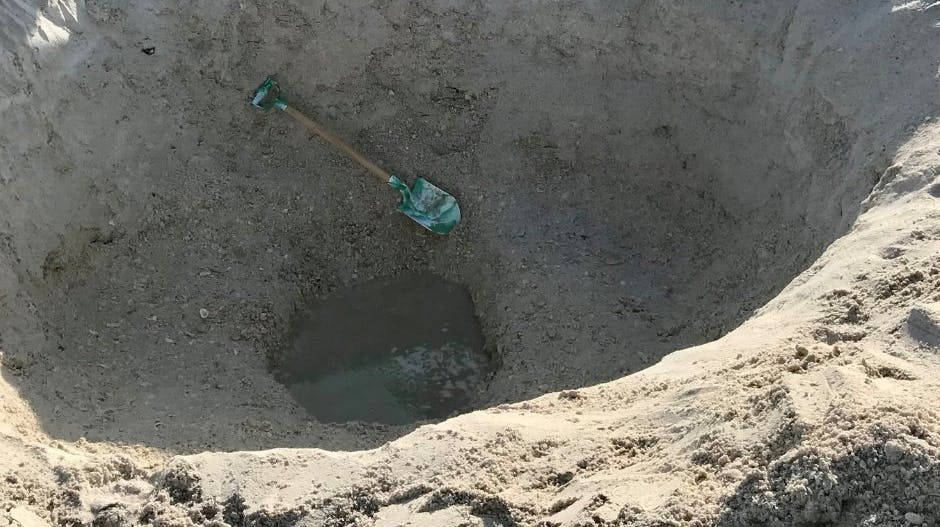 Tiktok-brugere mødes på stranden og graver huller. Her fra Florida, hvor politiet opfordrer til at dække hullet til igen, når de er færdige med at grave