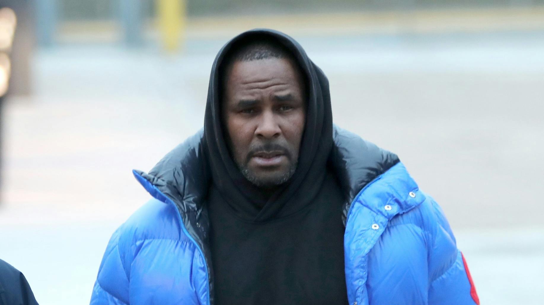R. Kelly har været gennem adskillige retssager. Og selvom han netop er blevet idømt 30 år bag tremmer, er han ikke færdig endnu 