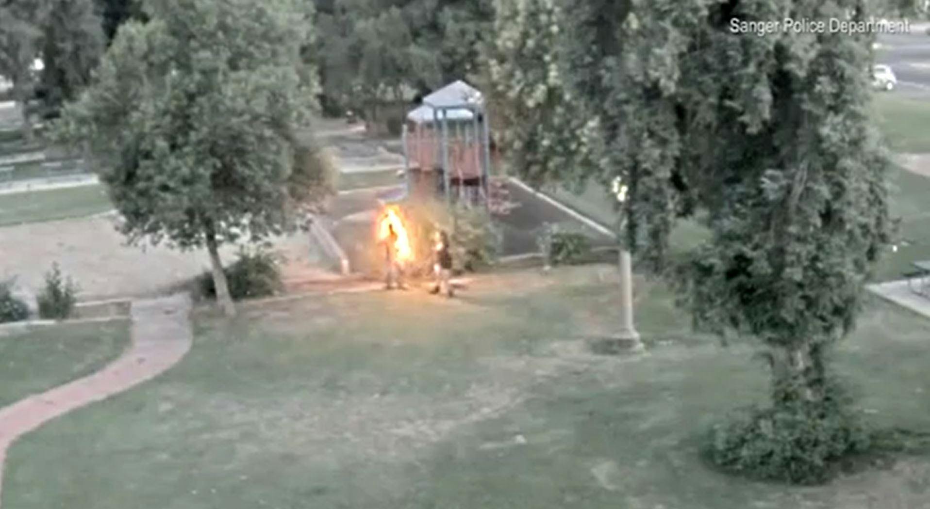 Kvinder sætter ild til mand