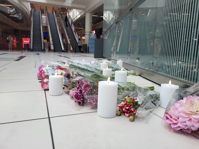 Blomster og lys prydede gulvet i Field's, da centeret genåbnede mandag.