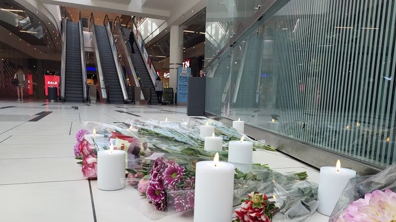 Blomster og lys prydede gulvet i Field's, da centeret genåbnede mandag.