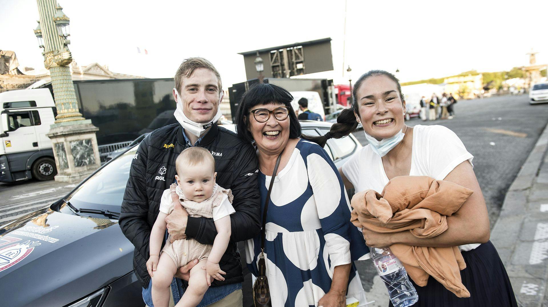 Jonas Vingegaard sammen med sin datter, Frida, sin kæreste, nbsp;Trine Marie Hansen, og sin ikke så ukendte svigermor&nbsp;Rosa Kildahl, der er kendt fra "Bagedysten".&nbsp;