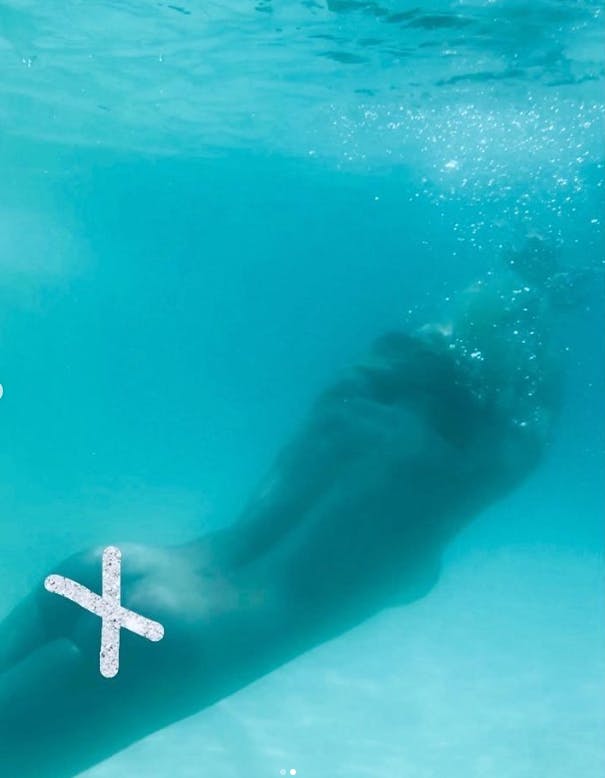 Med et lille censurkryds over bagdelen kan Britney ses svømme rundt i poolen&nbsp;

