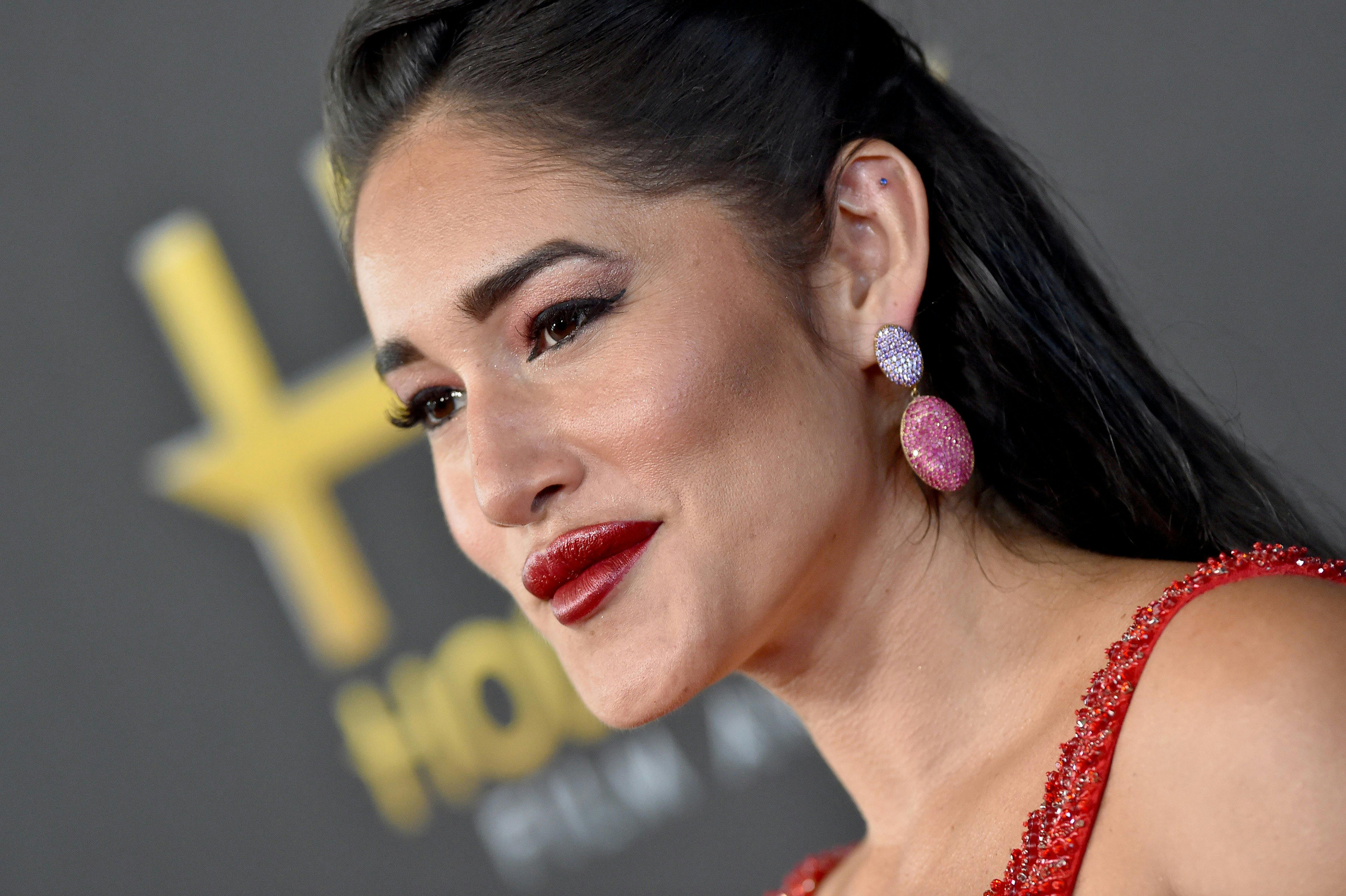 Q'orianka Kilcher er anklaget for bedrageri.