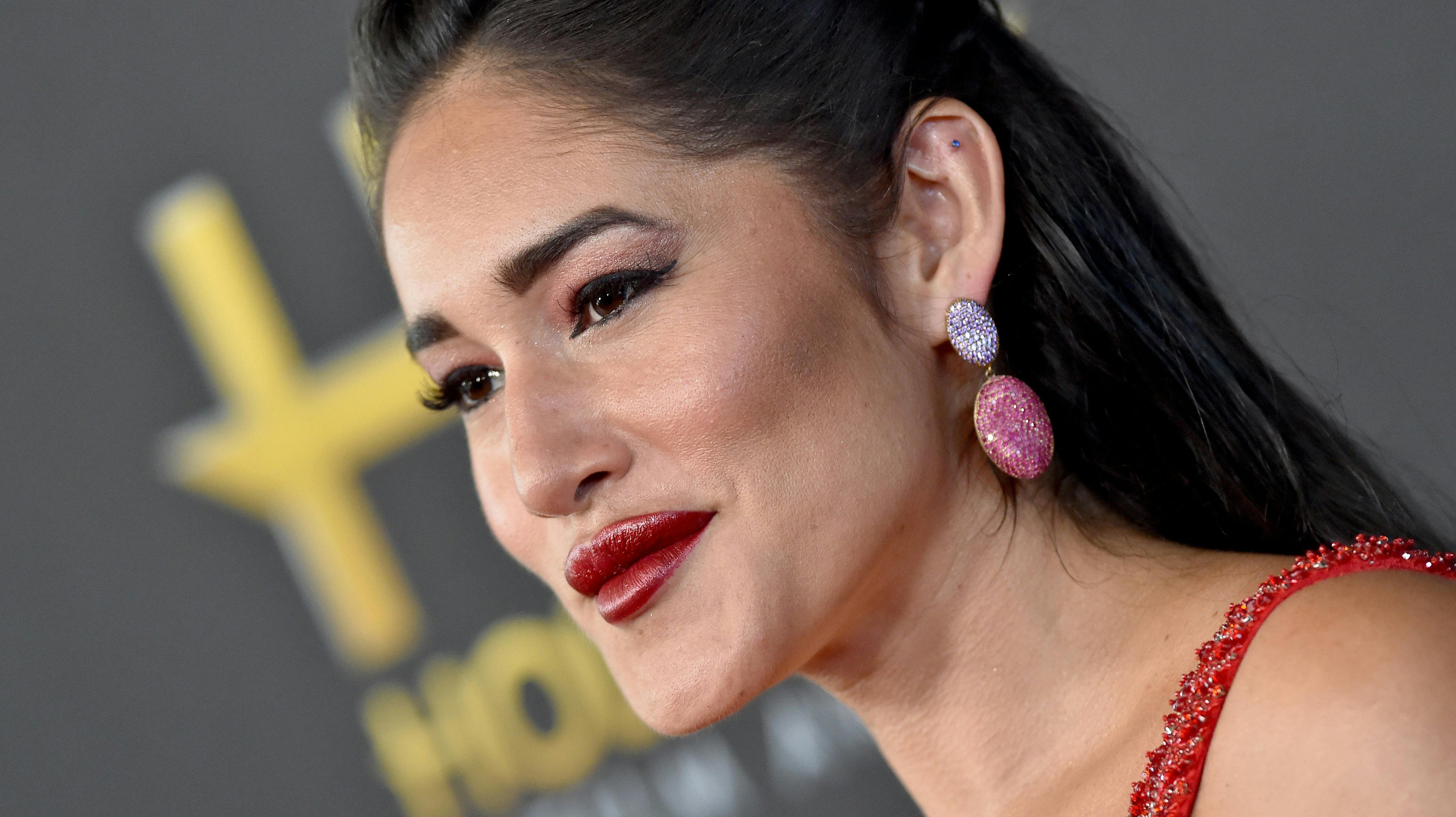 Q'orianka Kilcher er anklaget for bedrageri.