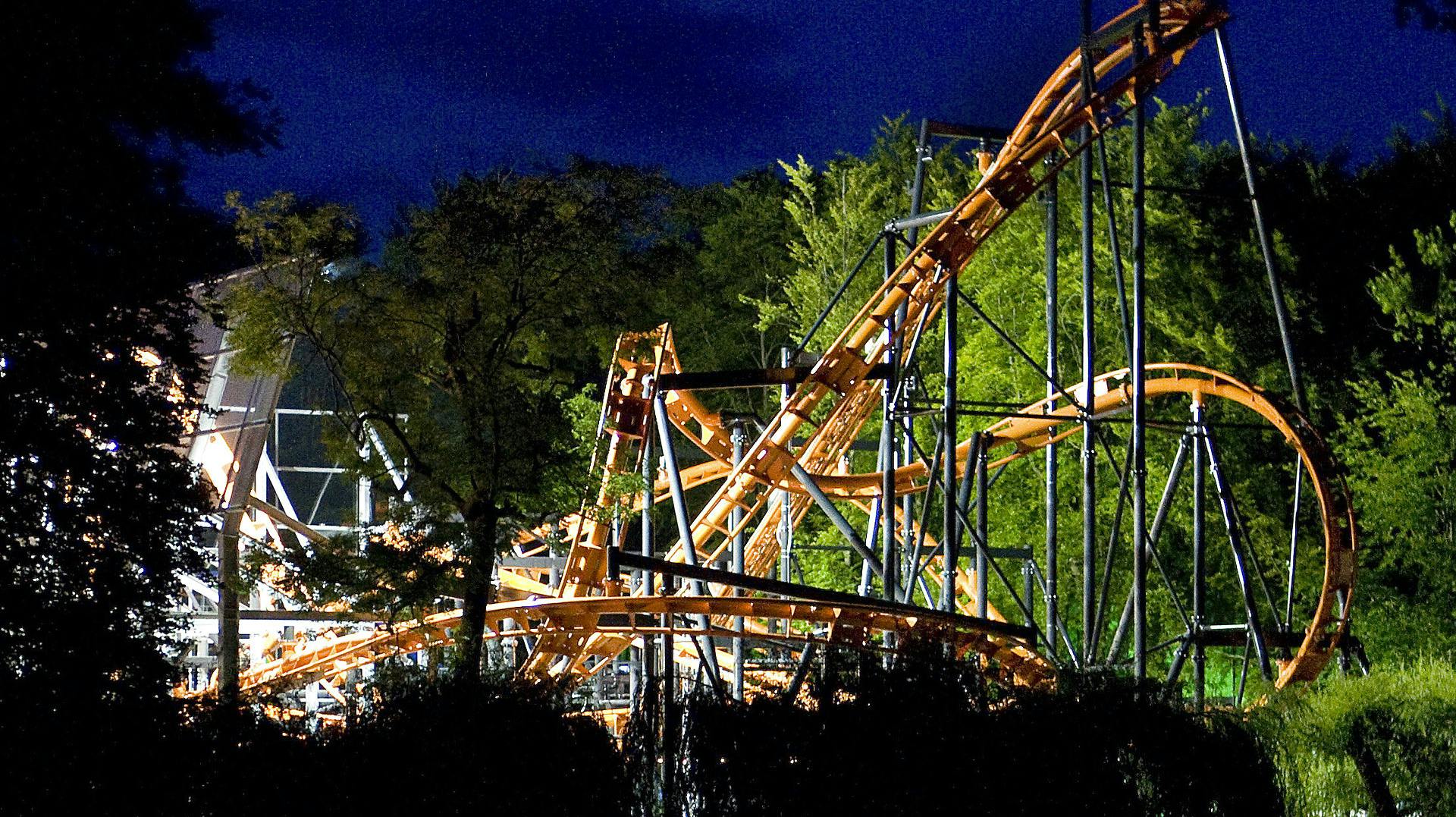 Tivoli Frihedens rutsjebane, Cobraen, sent fredag aften den 4. juli 2008, efter fire mennesker blev hårdt kvæstet. nbsp;