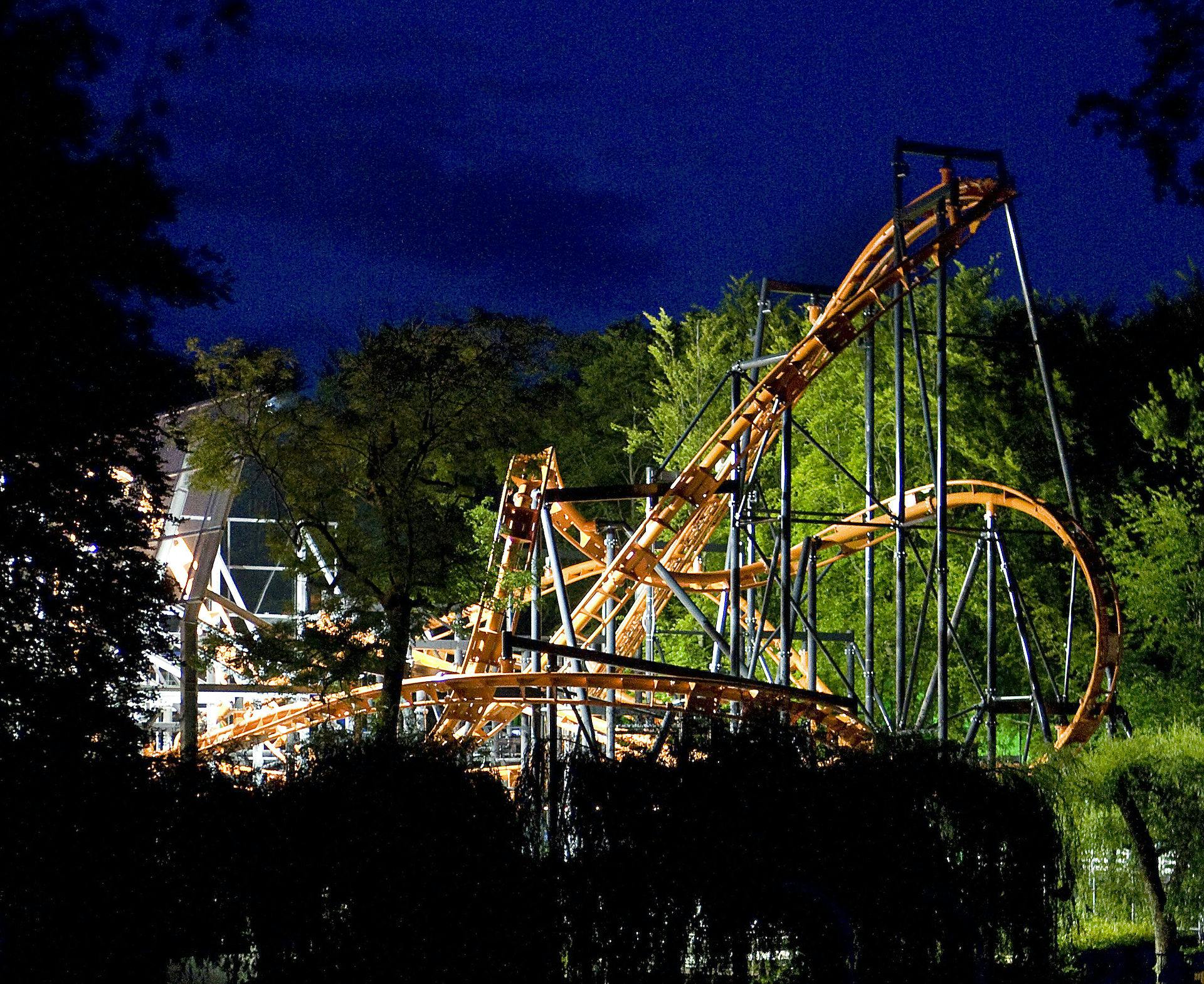 Tivoli Frihedens rutsjebane, Cobraen, sent fredag aften den 4. juli 2008, efter fire mennesker blev hårdt kvæstet. 