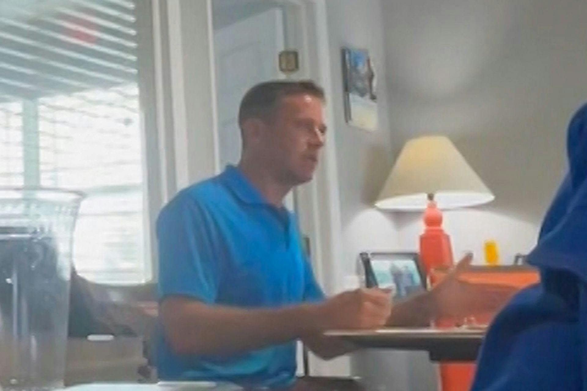 Her kan man se Armie Hammer i sin nye stilling som sælger.