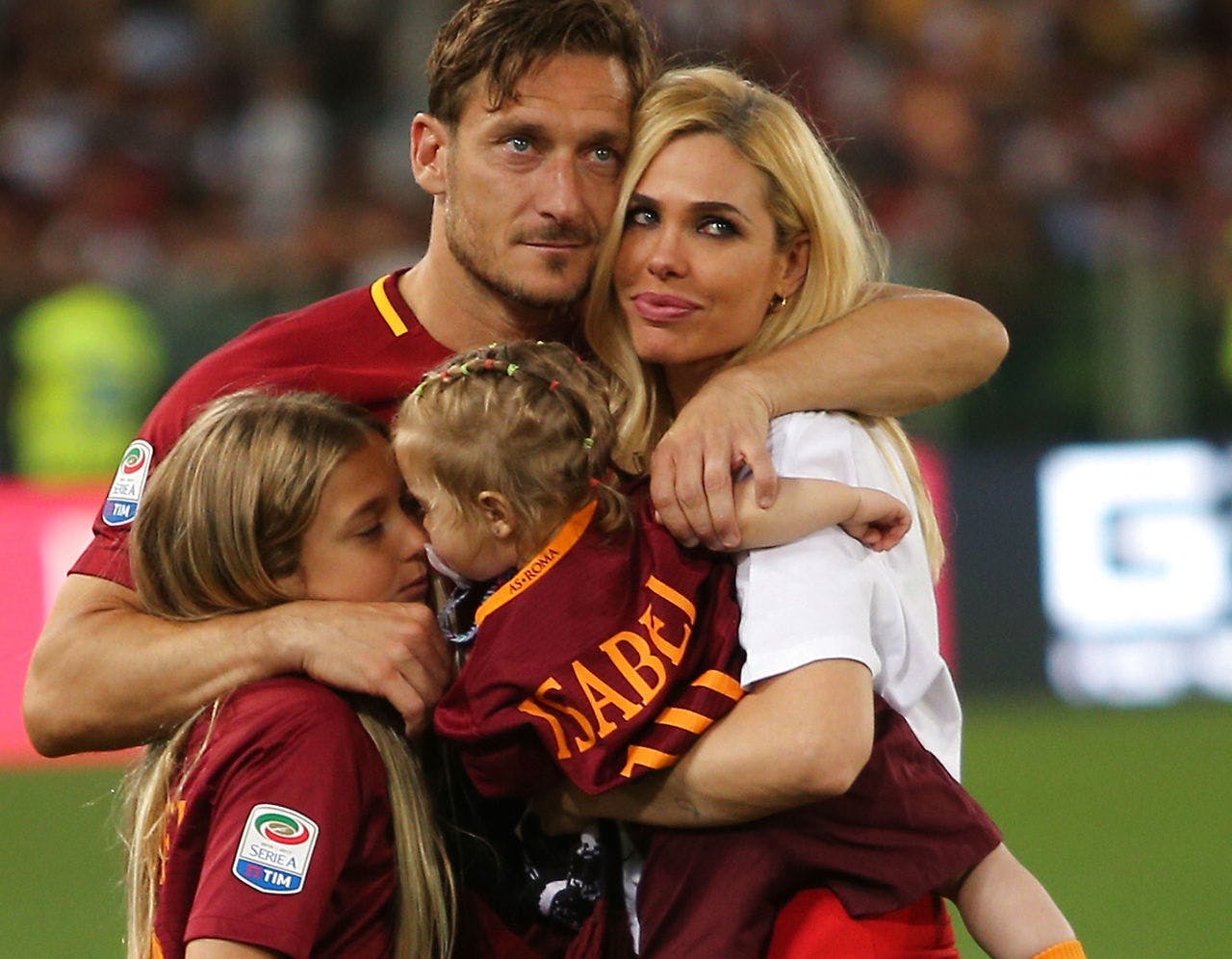 Arkivfoto af den daværende A.S. Roma-stjerne med Ilari Blasi og to af deres tre børn.