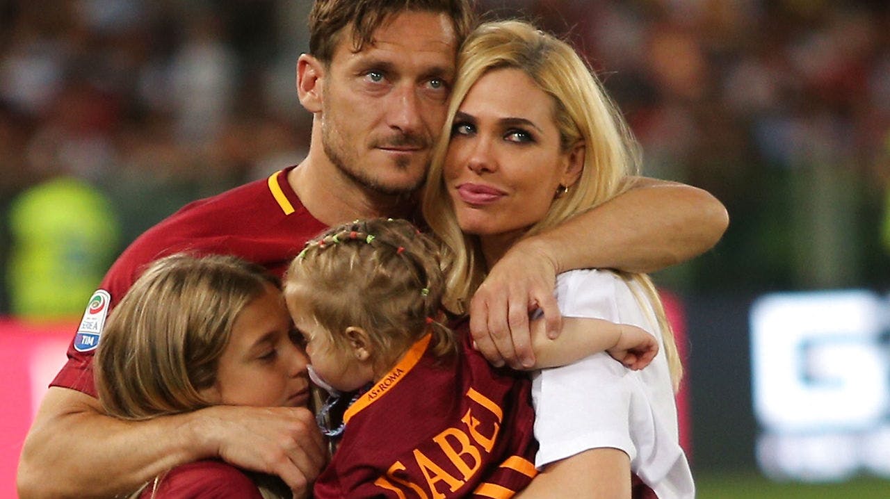 Arkivfoto af den daværende A.S. Roma-stjerne med Ilari Blasi og to af deres tre børn.