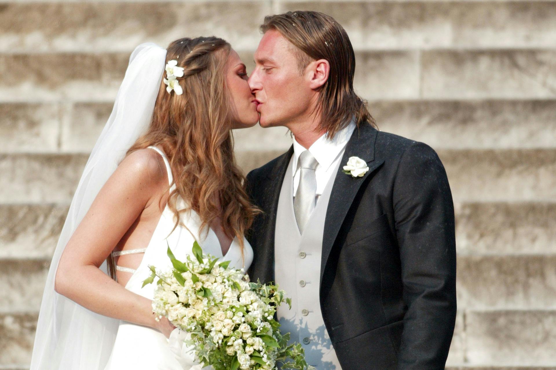 Sådan så det ud, da Francesco Totti og Ilary Blasi blev gift i Rom for 17 år siden.