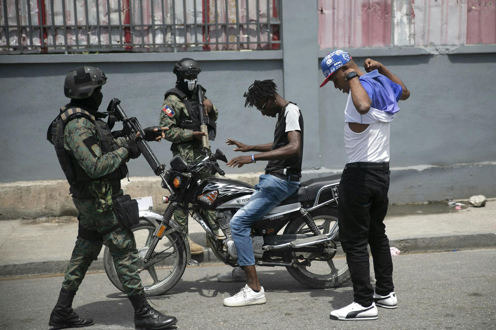 Haiti drukner igen i vold