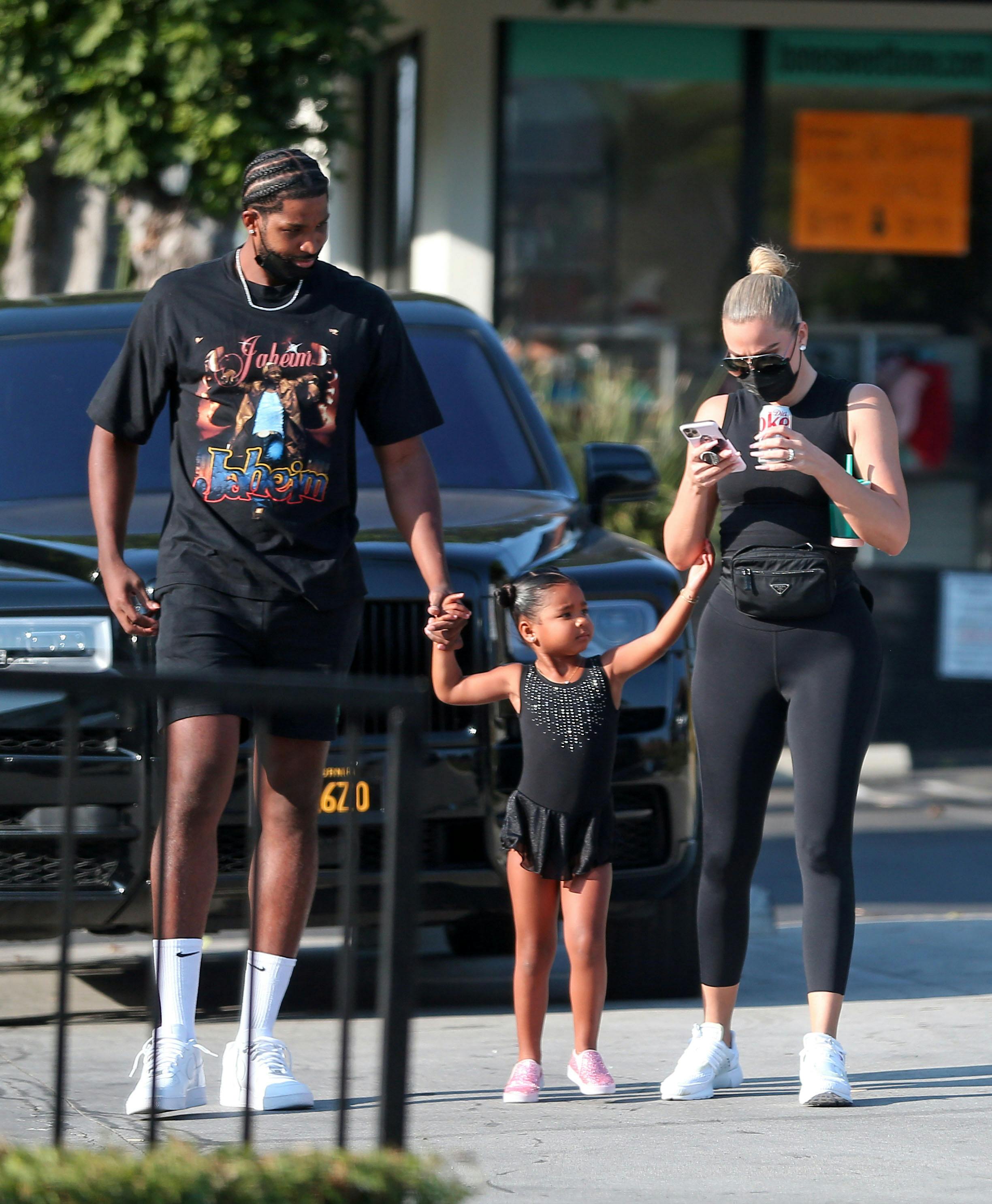 Arkivfoto af Khloe Kardashian og Tristan Thompson med datteren, True. 