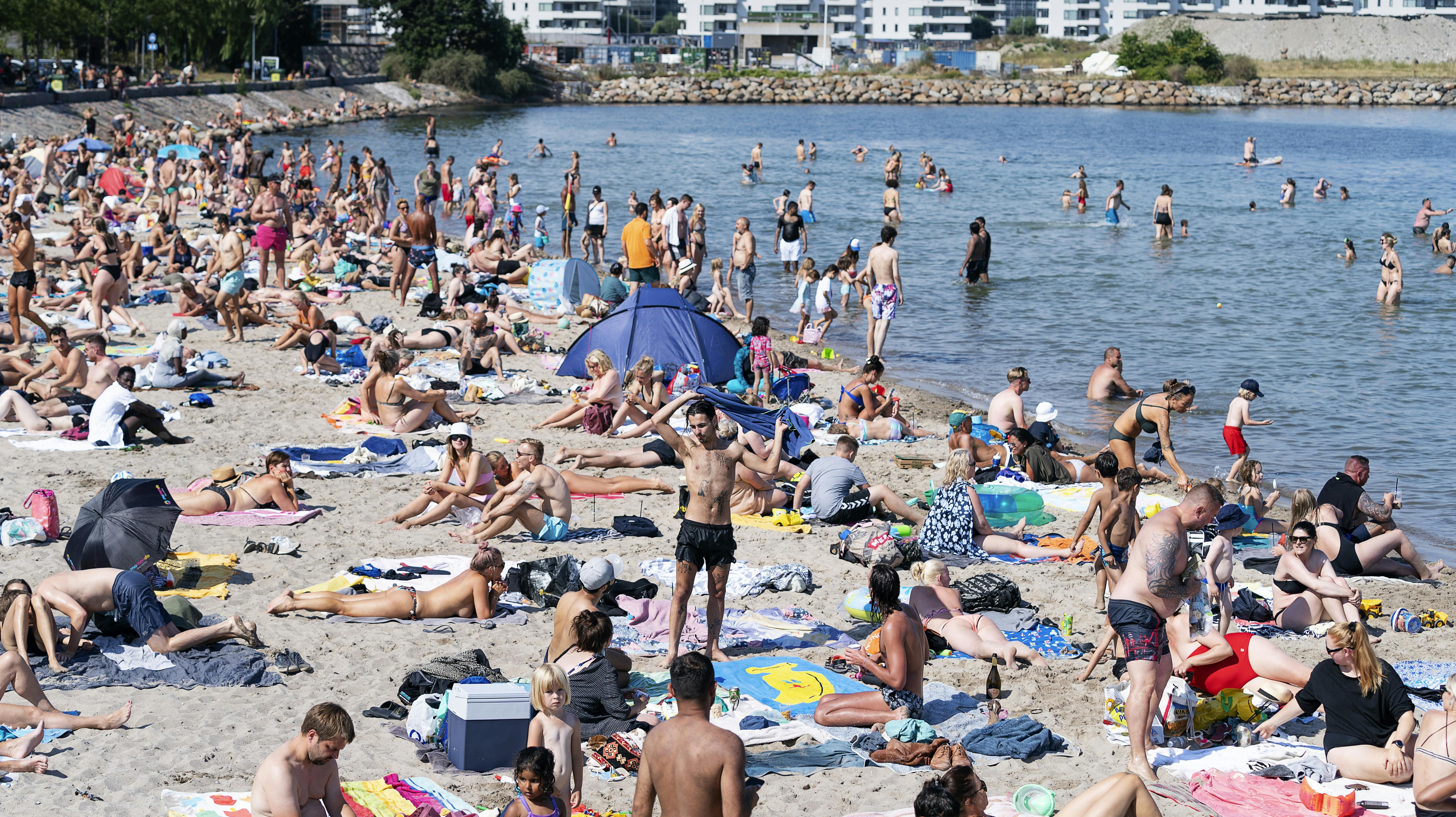 Med op til 30 grader onsdag er der i den grad mulighed for en strandtur. Her ses en fyldt Svanemøllen Strand i København.