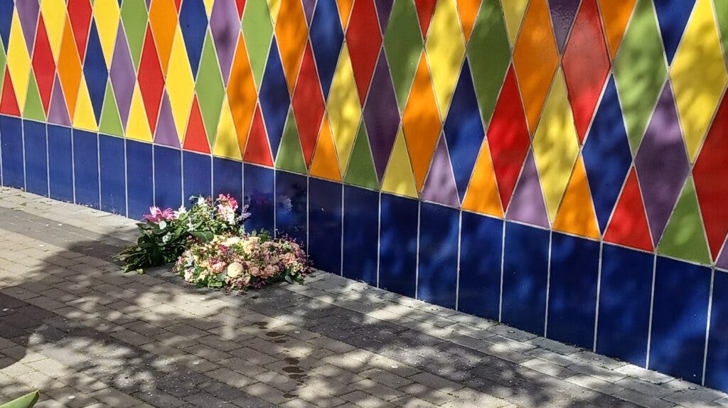 De første blomster er lagt foran Tivoli Friheden efter torsdagens ulykke, der kostede en 14-årig pige livet.