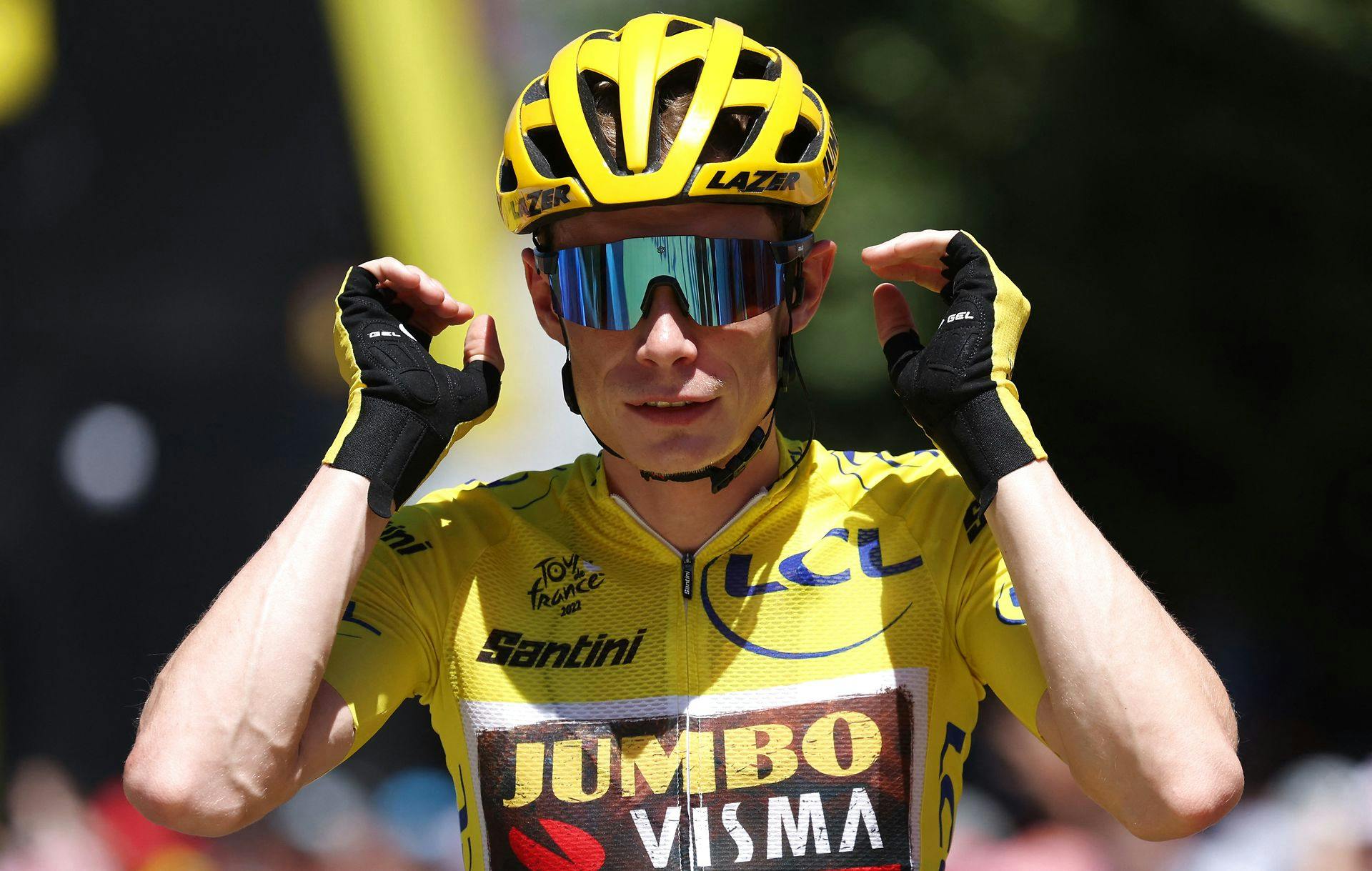 Jonas Vingegaard i gult under 13. etape til Tour de France 2022