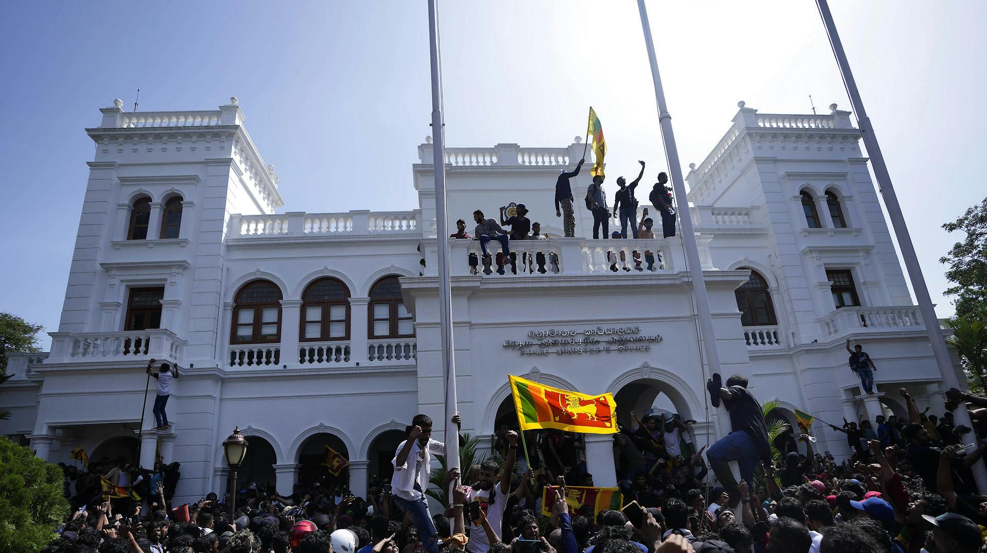 Der har været massive protester i Sri Lanka mod Gotabaya Rajapaksa. Nu går han af.