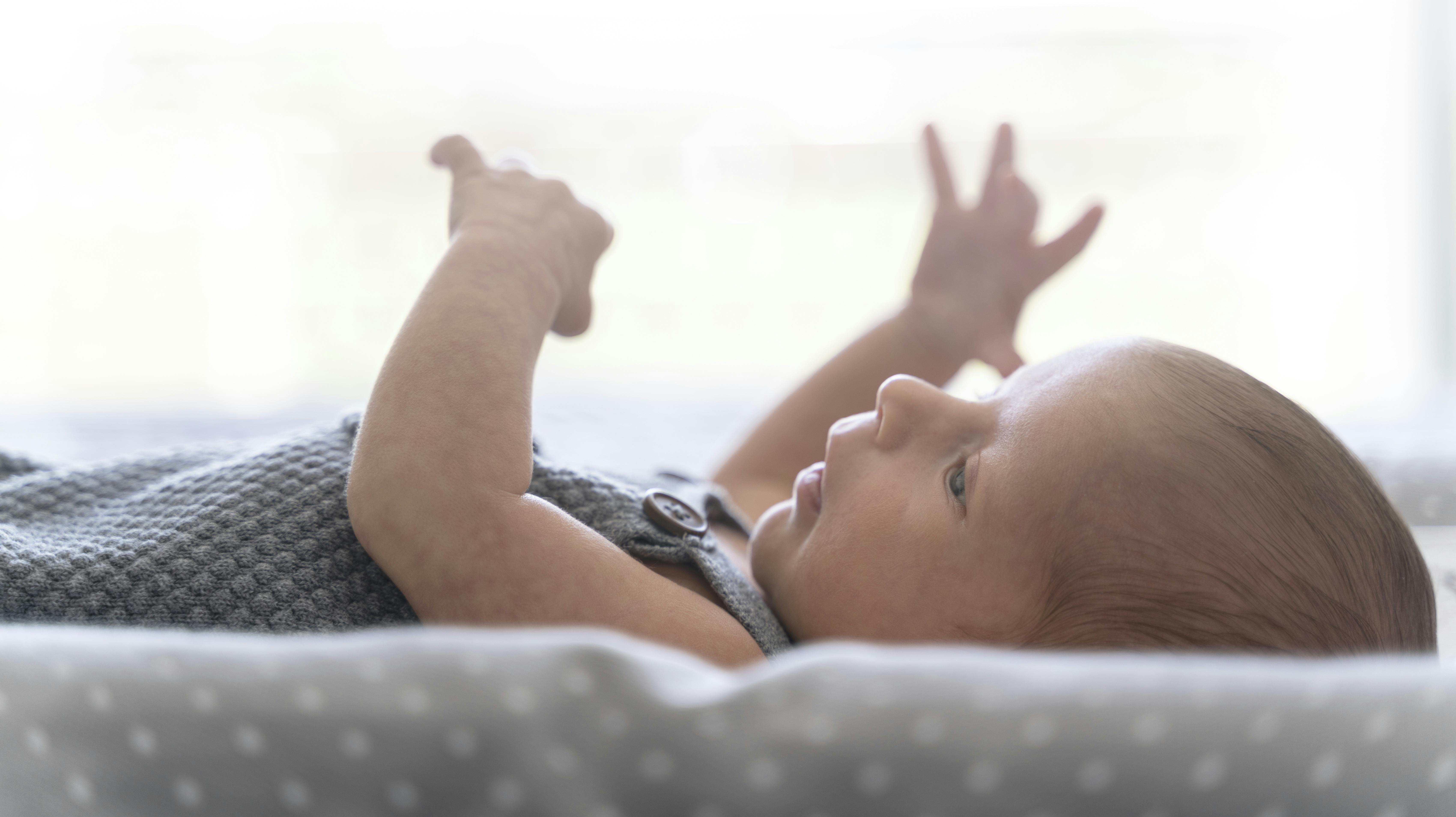 De mest populære babynavne i 2021 er Oscar for drenge og Alma for piger.