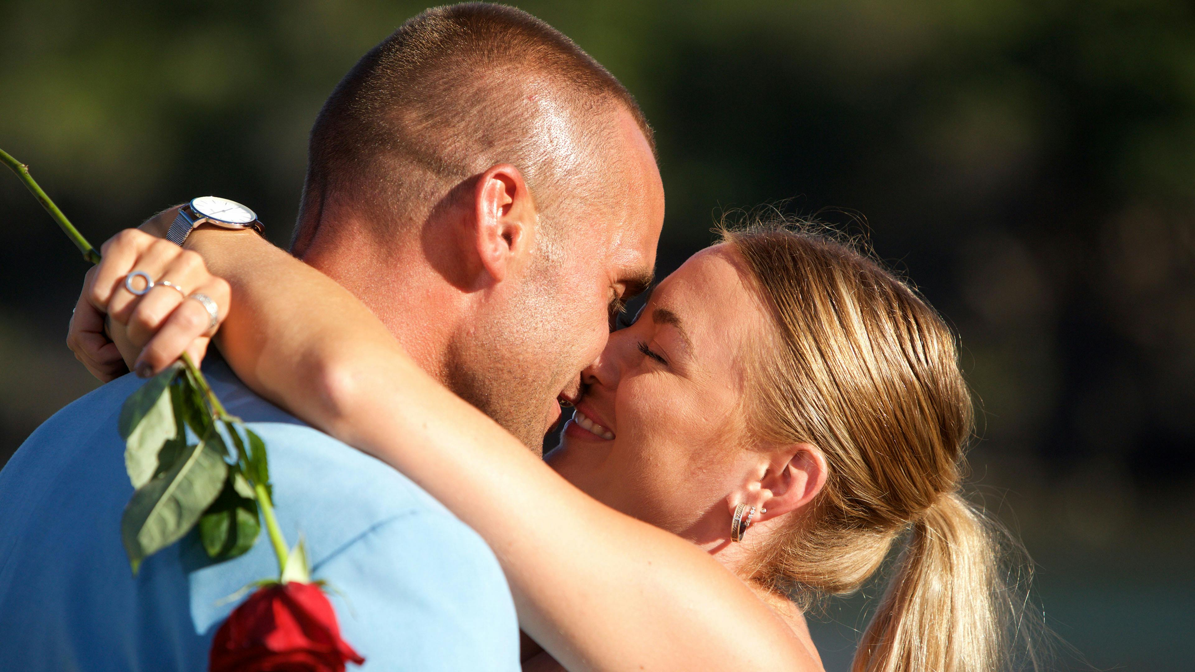 Det blev et rungende ja, da Kasper Skak tilbød Helena sin allersidste "Bachelor"-rose.