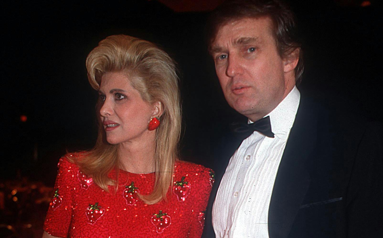 Ivana Trump, der arbejdede som både forretningskvinde og model, var Donald Trumps første kone, og parret var gift mellem 1977 og 1992. 