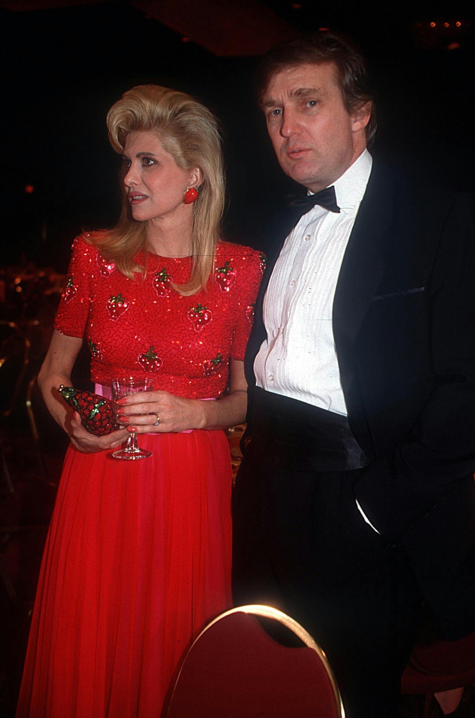 Ivana Trump, der arbejdede som både forretningskvinde og model, var Donald Trumps første kone, og parret var gift mellem 1977 og 1992. 
