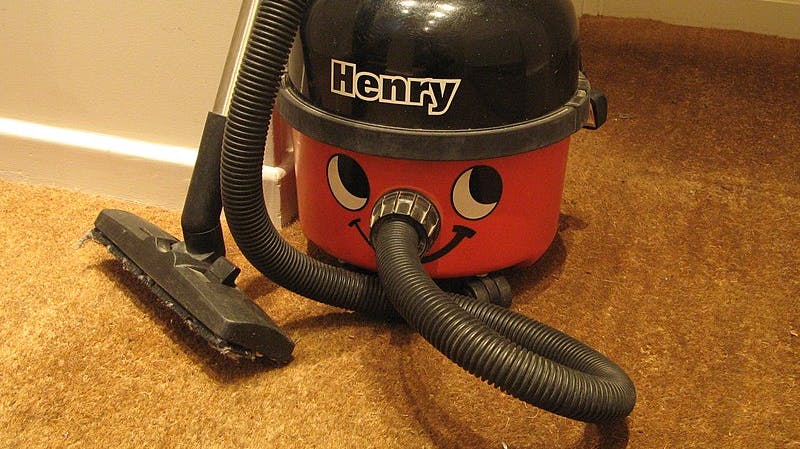 Støvsugeren Henry the Hoover er kendt for sit påmalede, glade ansigt og gode sugeevne. Dette er ikke den nøjagtigt samme støvsuger, som den præsten blev taget med