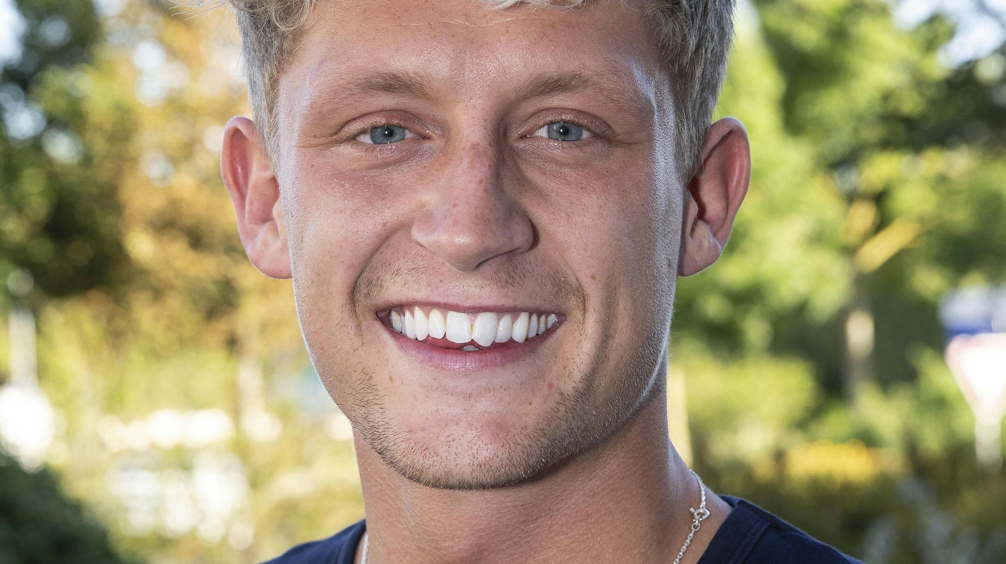 Bro er testet positiv for corona, og sygdommen har sat sig på stemmebåndet