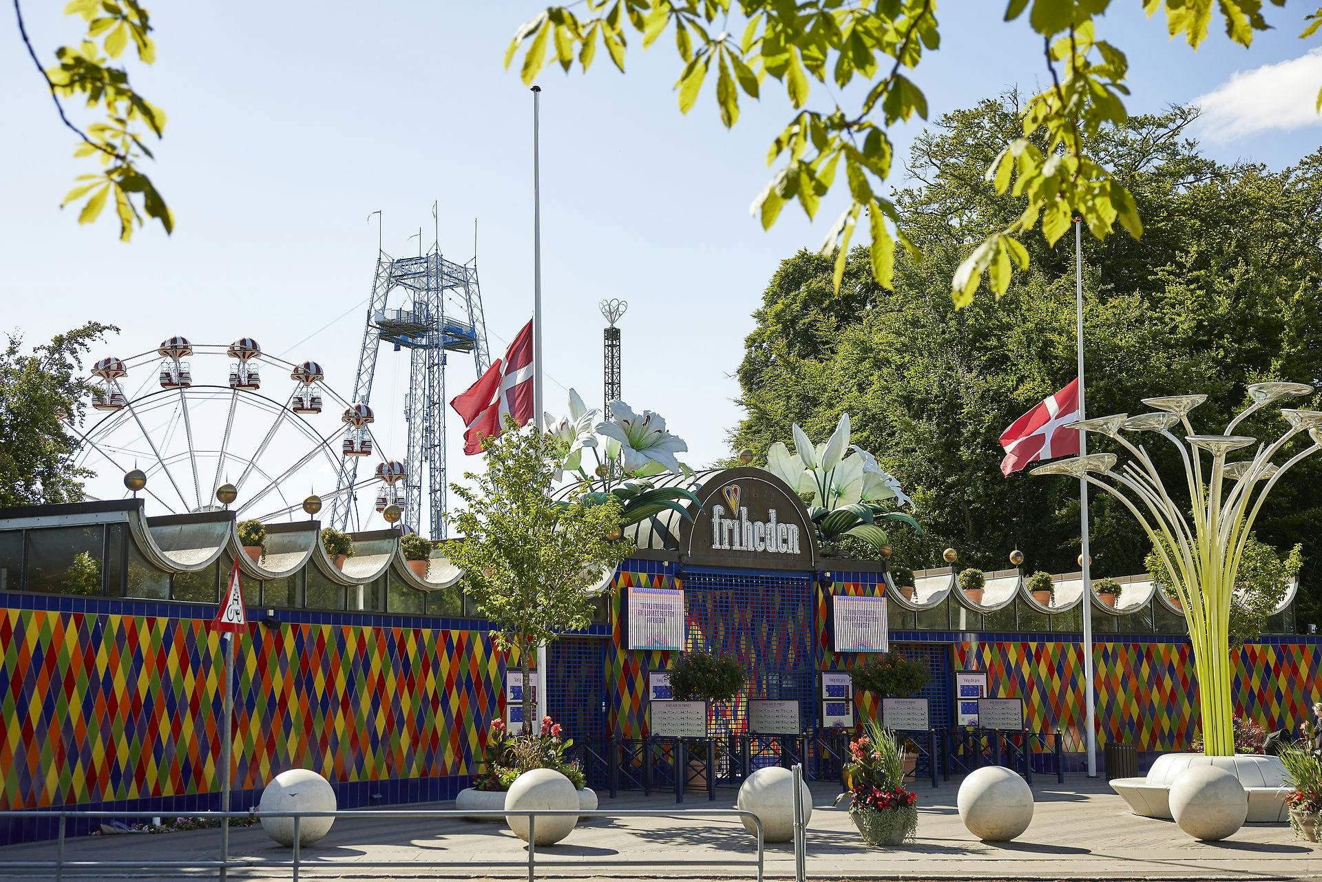 Tivoli Friheden i Aarhus med flaget på halvt fredag den 15. juli 2022. Torsdag mistede en 14 årig pige livet i forlystelsen Cobraen.