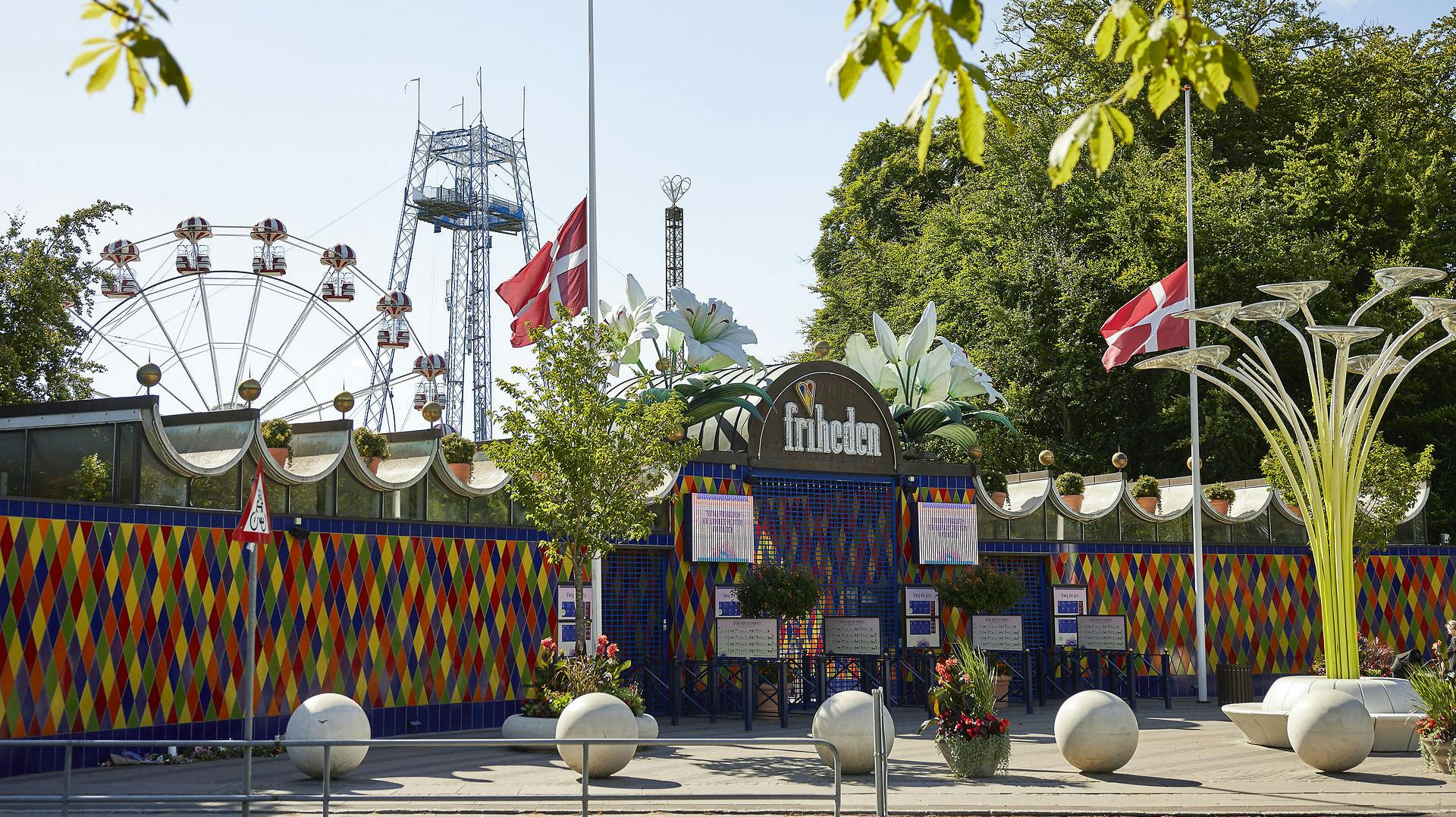 Tivoli Friheden i Aarhus med flaget på halvt fredag den 15. juli 2022. Torsdag mistede en 14 årig pige livet i forlystelsen Cobraen.