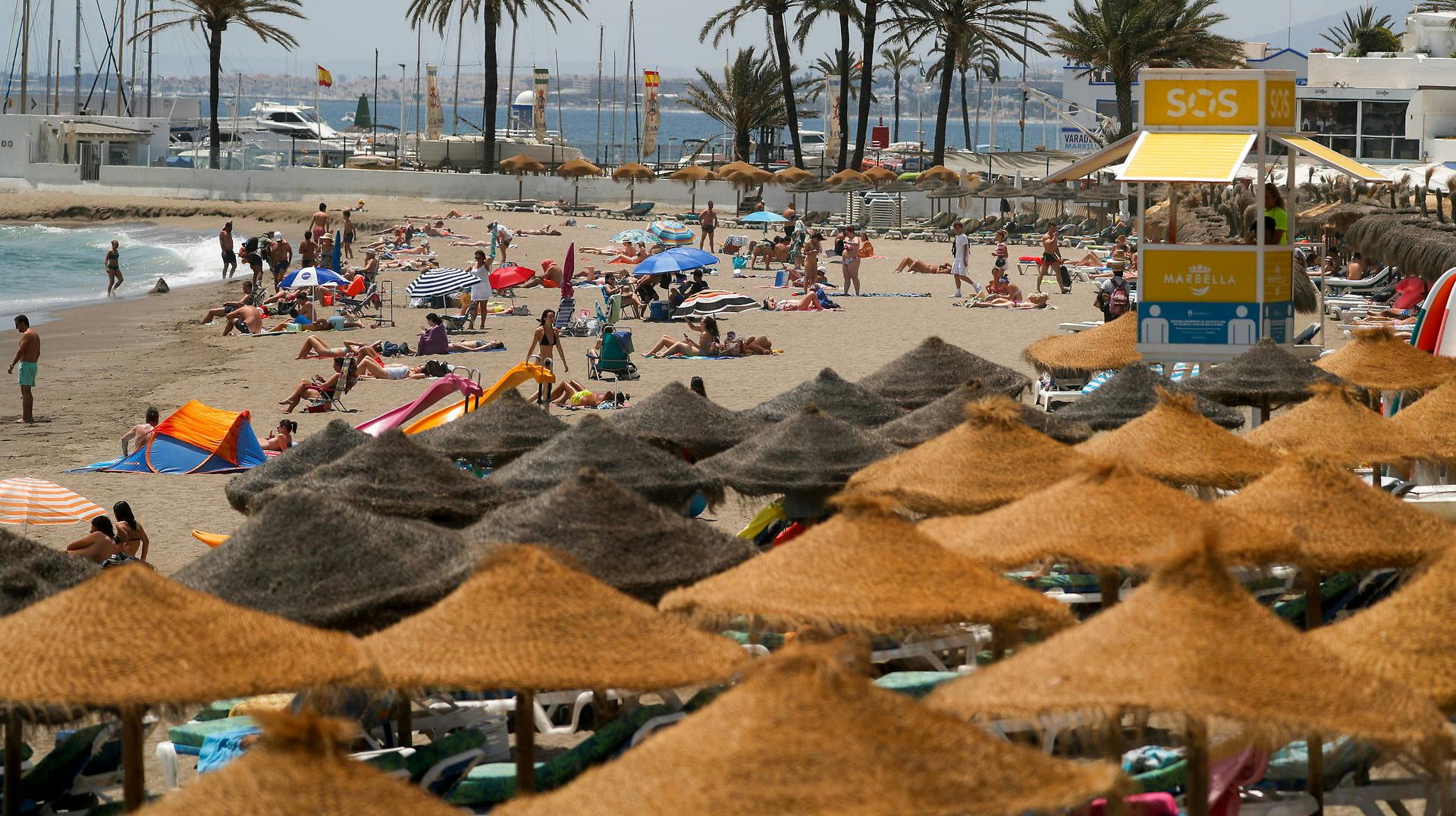 Marbella er mest af alt kendt som et ferieparadis. Natten til mandag er der skudt på en natklub i byen. Fem personer er sårede ifølge spansk politi. 