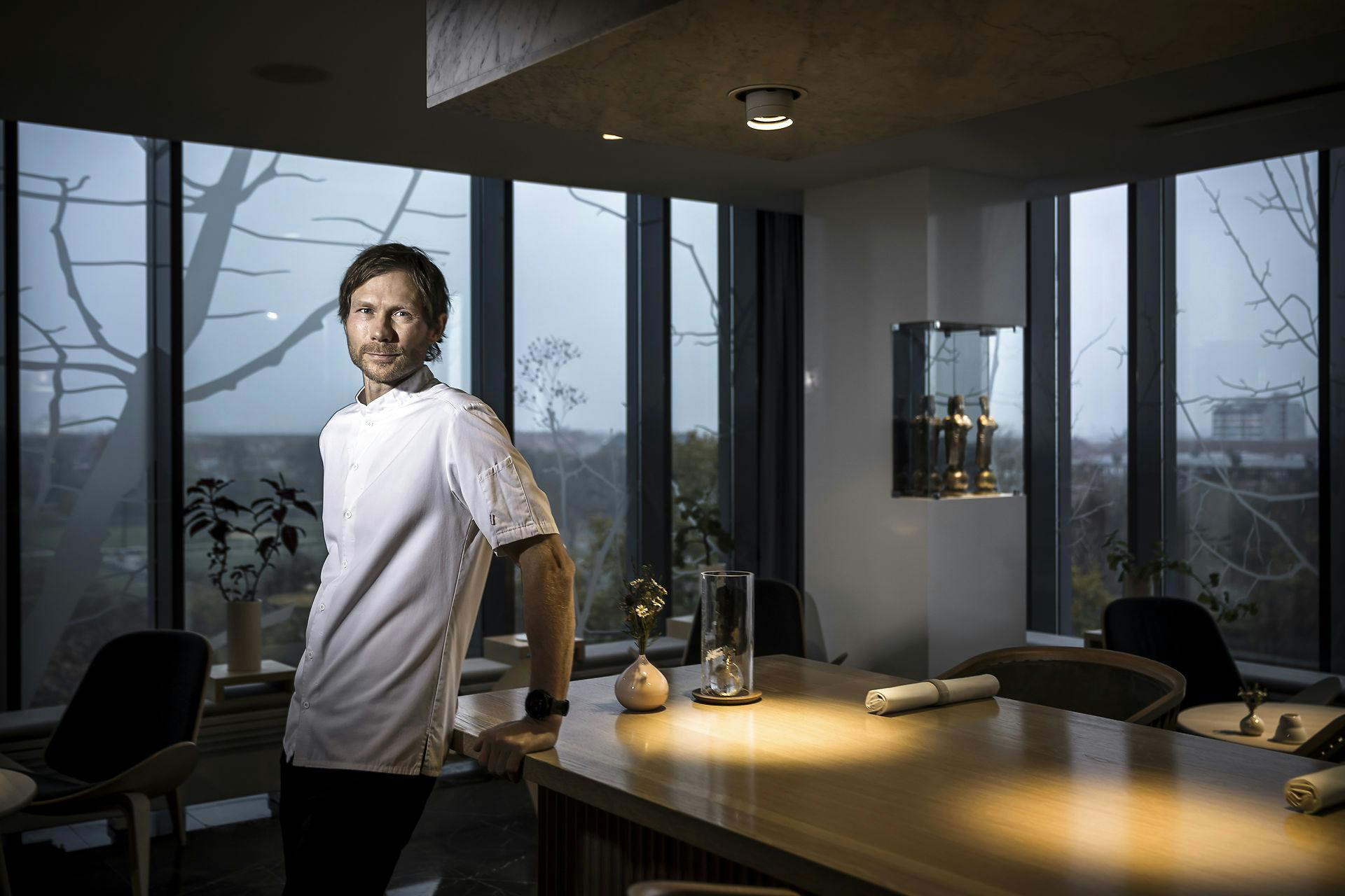 Der er ikke mange priser tilbage at vinde for Rasmus Kofoed, der er køkkenchef hos Geranium. I 2011 vandt han guldmedalje ved Bocuse d'Or og i 2016 blev han den første danske kok til at få tre michelinstjerner.