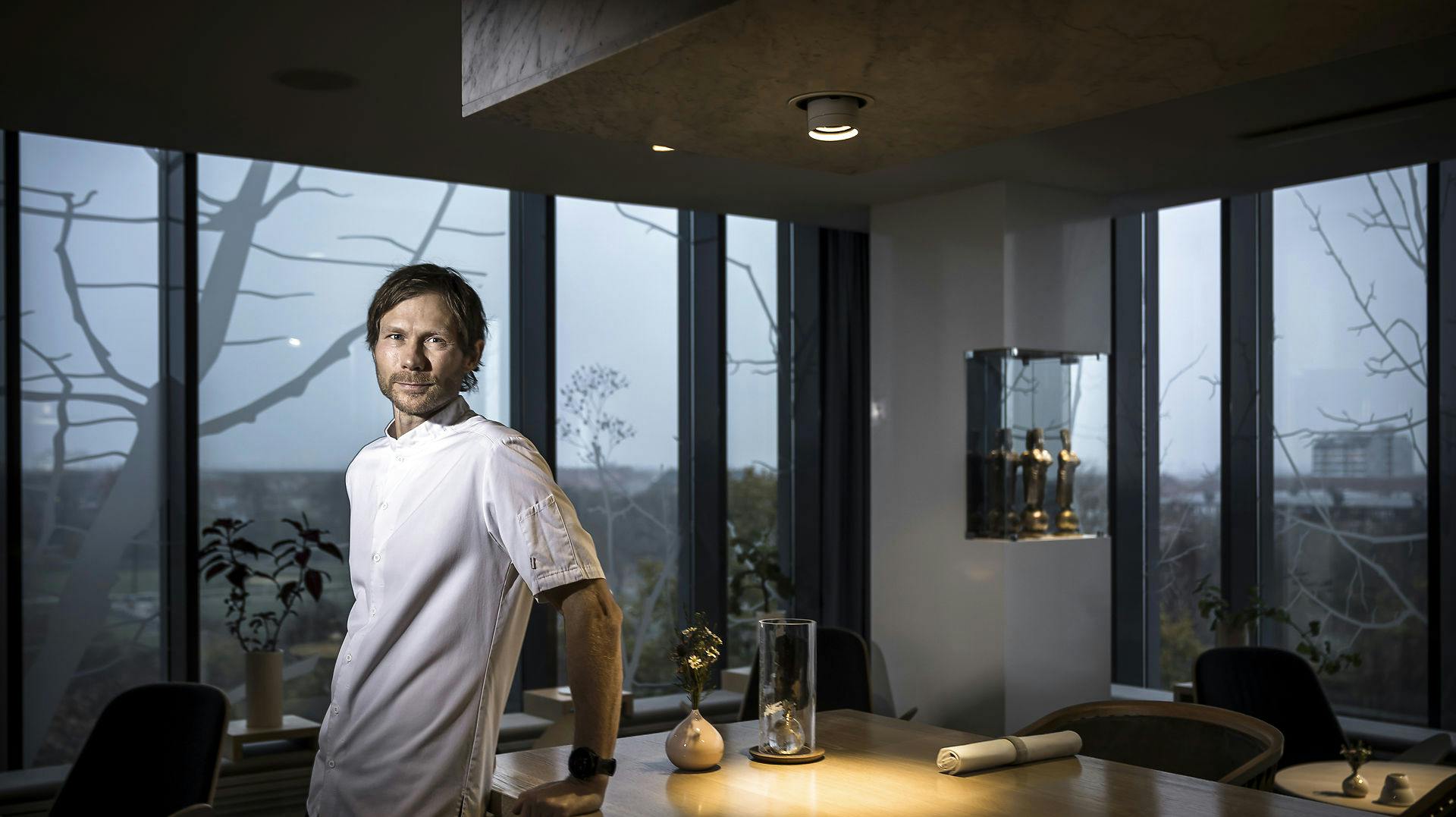 Der er ikke mange priser tilbage at vinde for Rasmus Kofoed, der er køkkenchef hos Geranium. I 2011 vandt han guldmedalje ved Bocuse d'Or og i 2016 blev han den første danske kok til at få tre michelinstjerner.