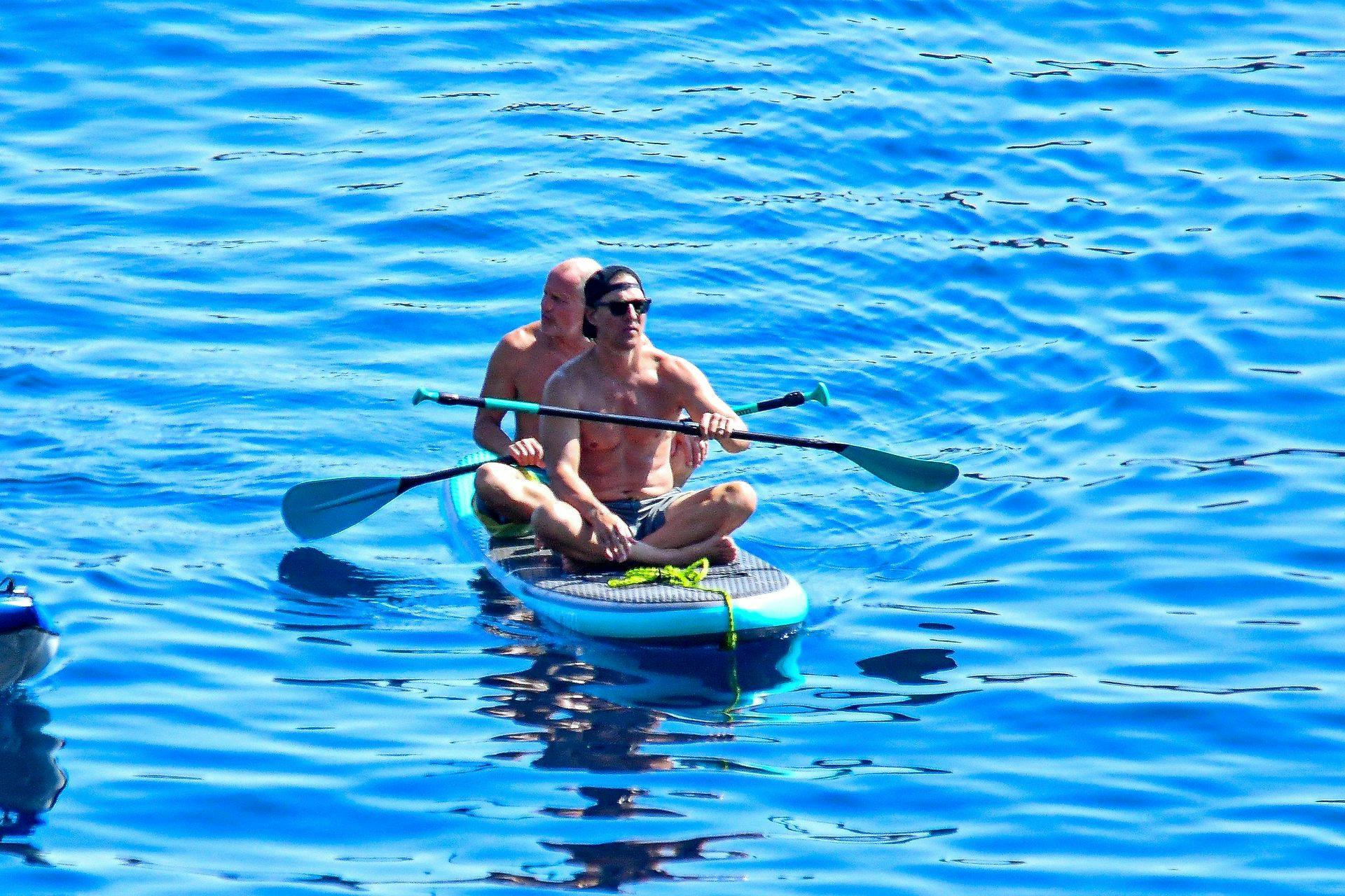 Matthew McConaughey og Woody Harrelson i feriestemning.