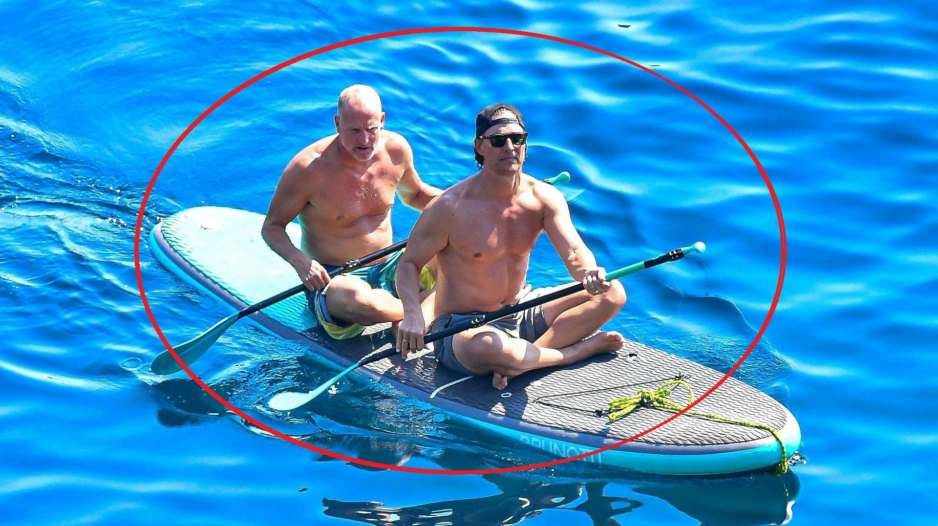 Hollywoodstjernerne Matthew McConaughey og Woody Harrelson.