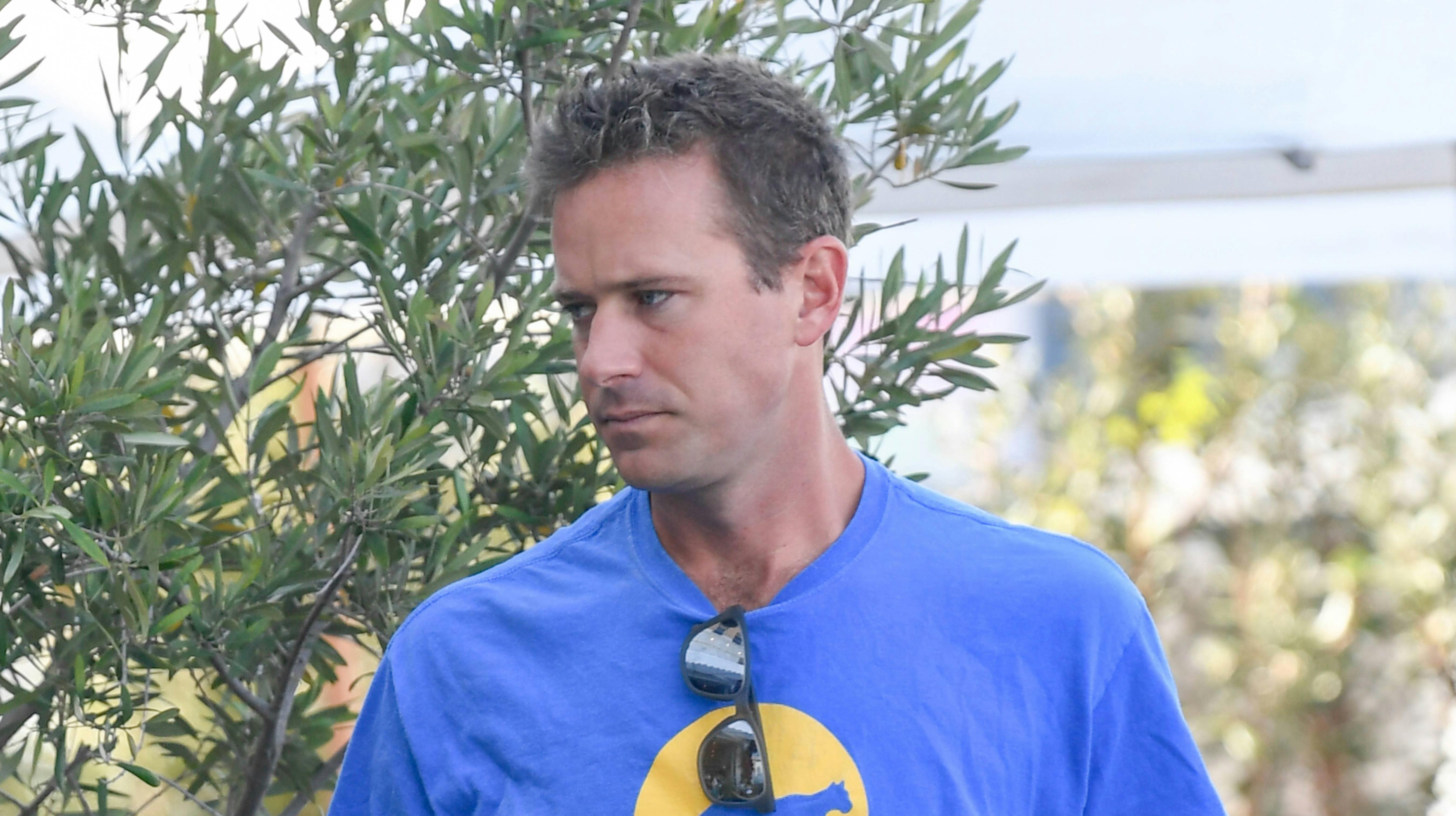 Armie Hammer befinder sig stadig på sine elskede caymanøer, og nu viser det sig, at der er en helt særlig grund til, at han har været nødt til at få sig et job 