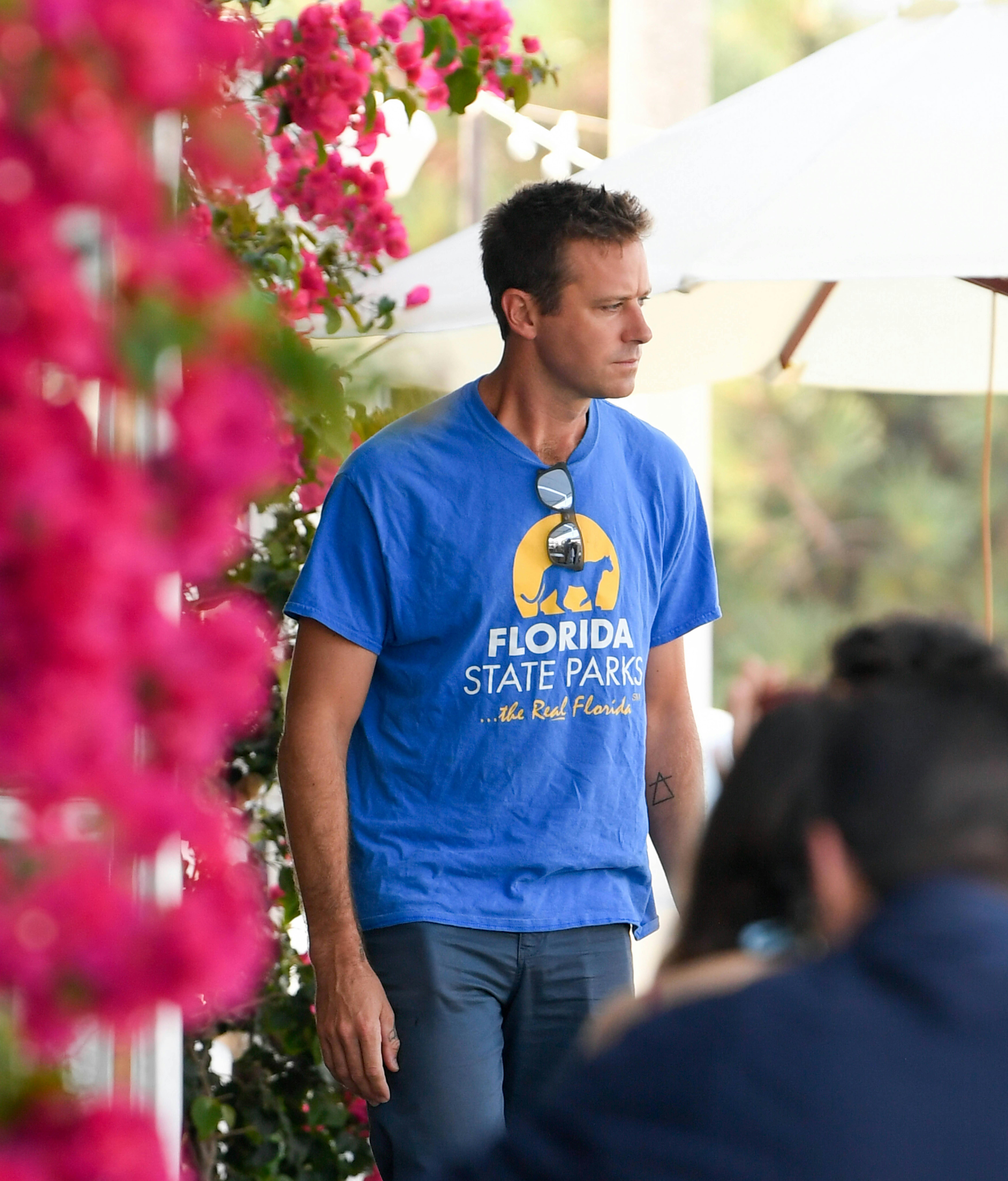 Armie Hammer spiste morgenmad med en ven den 18. juli - denne gang pludselig i L.A., hvor han dukkede op efter historien om hans nye job på Caymanøerne 