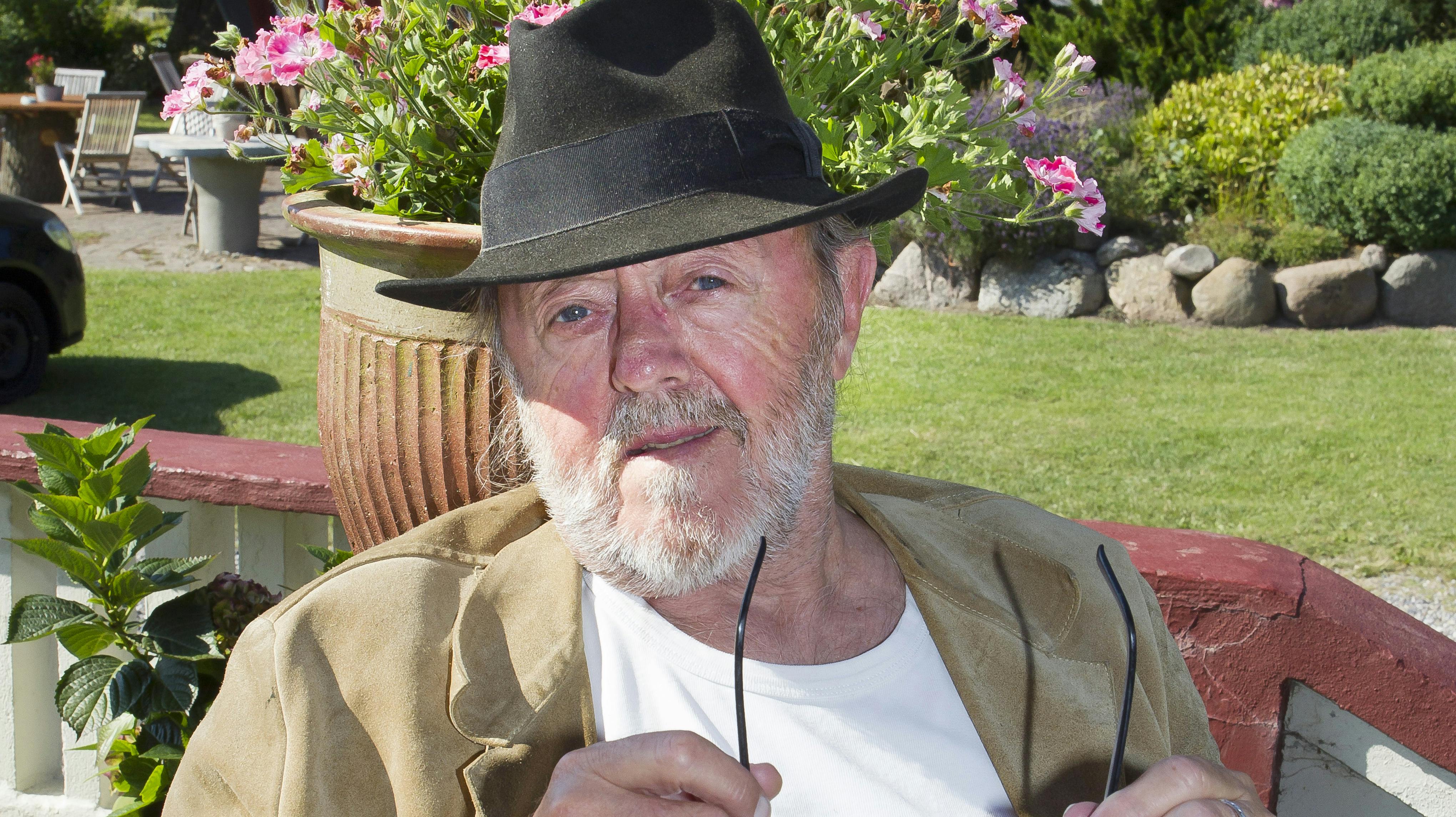 Nu er kaffen kold. Povl Dissing døde mandag aften omgivet af sin familie. Han blev 84 år. 