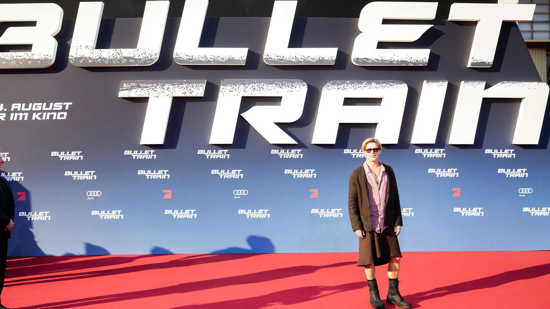 Brad Pitt i nederdel på den røde løber. 