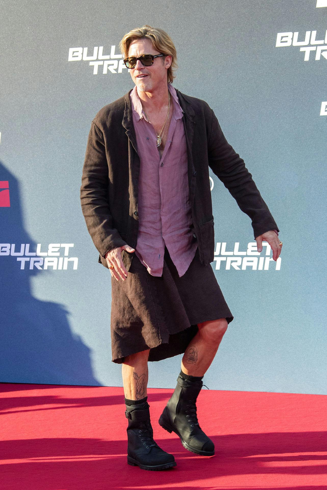 Brad Pitt i bare stænger på den røde løber.