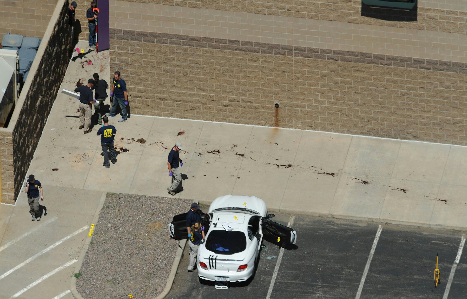 Der var lange blodspor ude foran biografen.