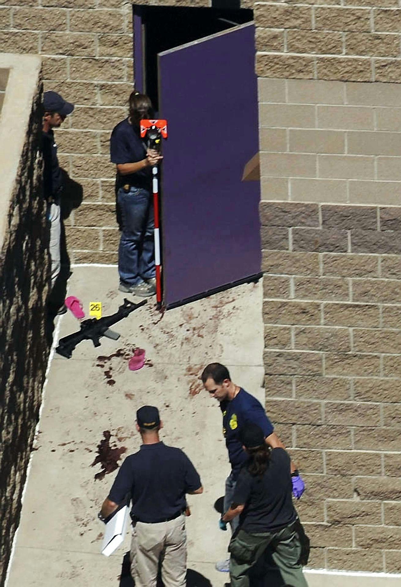 Blod og et efterladt våben mødte politiet uden for gerningsstedet.